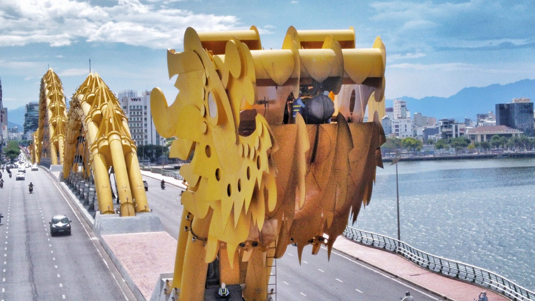 Những "người nhện" chuyên chăm sóc cầu ở Đà Nẵng - Ảnh 15. Những "người nhện" chuyên chăm sóc cầu ở Đà Nẵng - Ảnh 15.