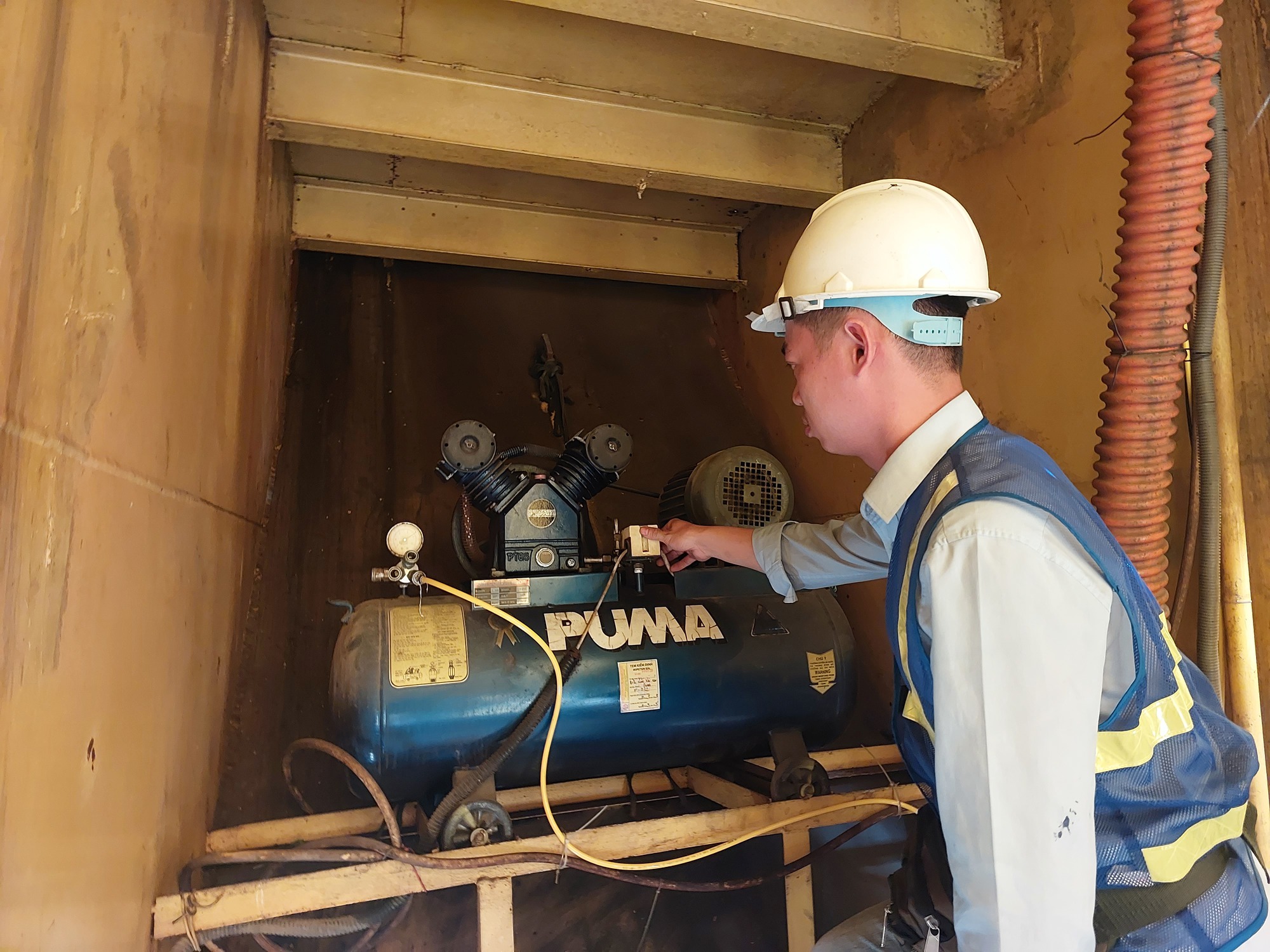 Những "người nhện" chuyên chăm sóc cầu ở Đà Nẵng - Ảnh 12. Những "người nhện" chuyên chăm sóc cầu ở Đà Nẵng - Ảnh 12.