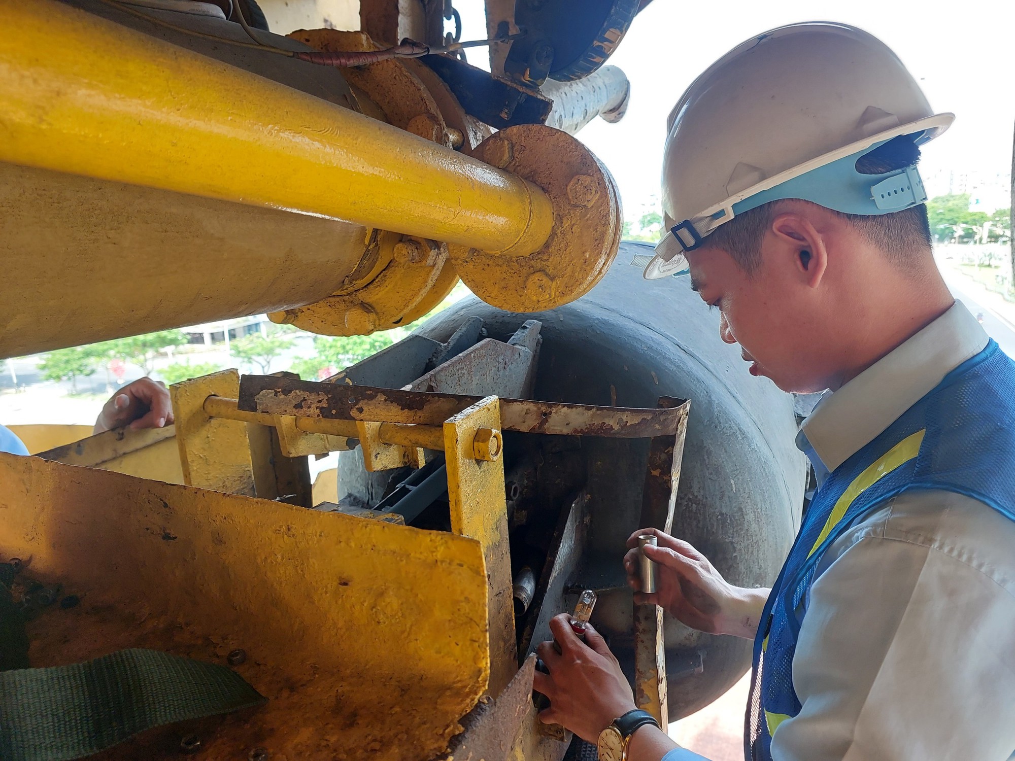 Những "người nhện" chuyên chăm sóc cầu ở Đà Nẵng - Ảnh 13. Những "người nhện" chuyên chăm sóc cầu ở Đà Nẵng - Ảnh 13.