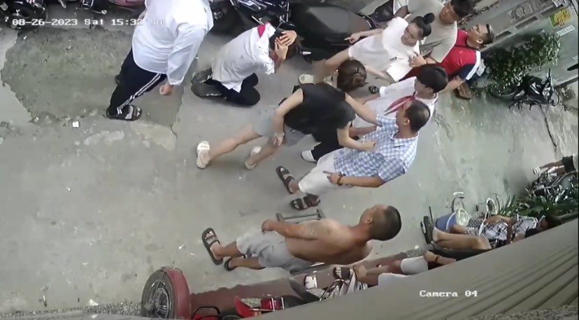 Điều tra vụ nữ gi&aacute;o vi&ecirc;n mầm non tham gia h&agrave;nh hung nam sinh cấp 2 ở H&agrave; Nội - Ảnh 1.