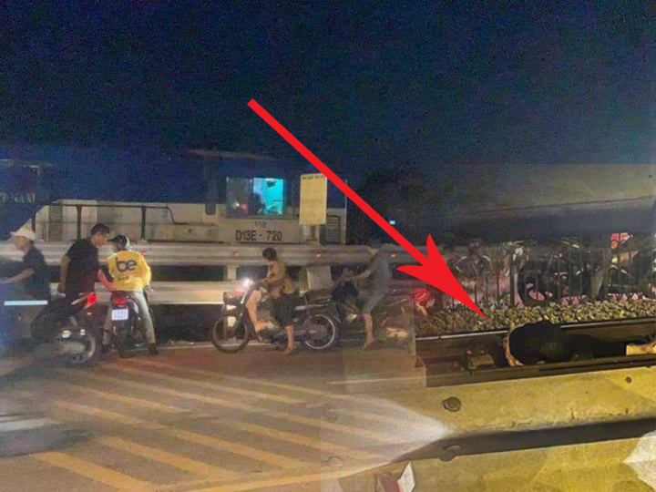 Băng qua đường sắt, người đ&agrave;n &ocirc;ng l&aacute;i xe m&aacute;y bị t&agrave;u hỏa t&ocirc;ng tử vong - Ảnh 1.