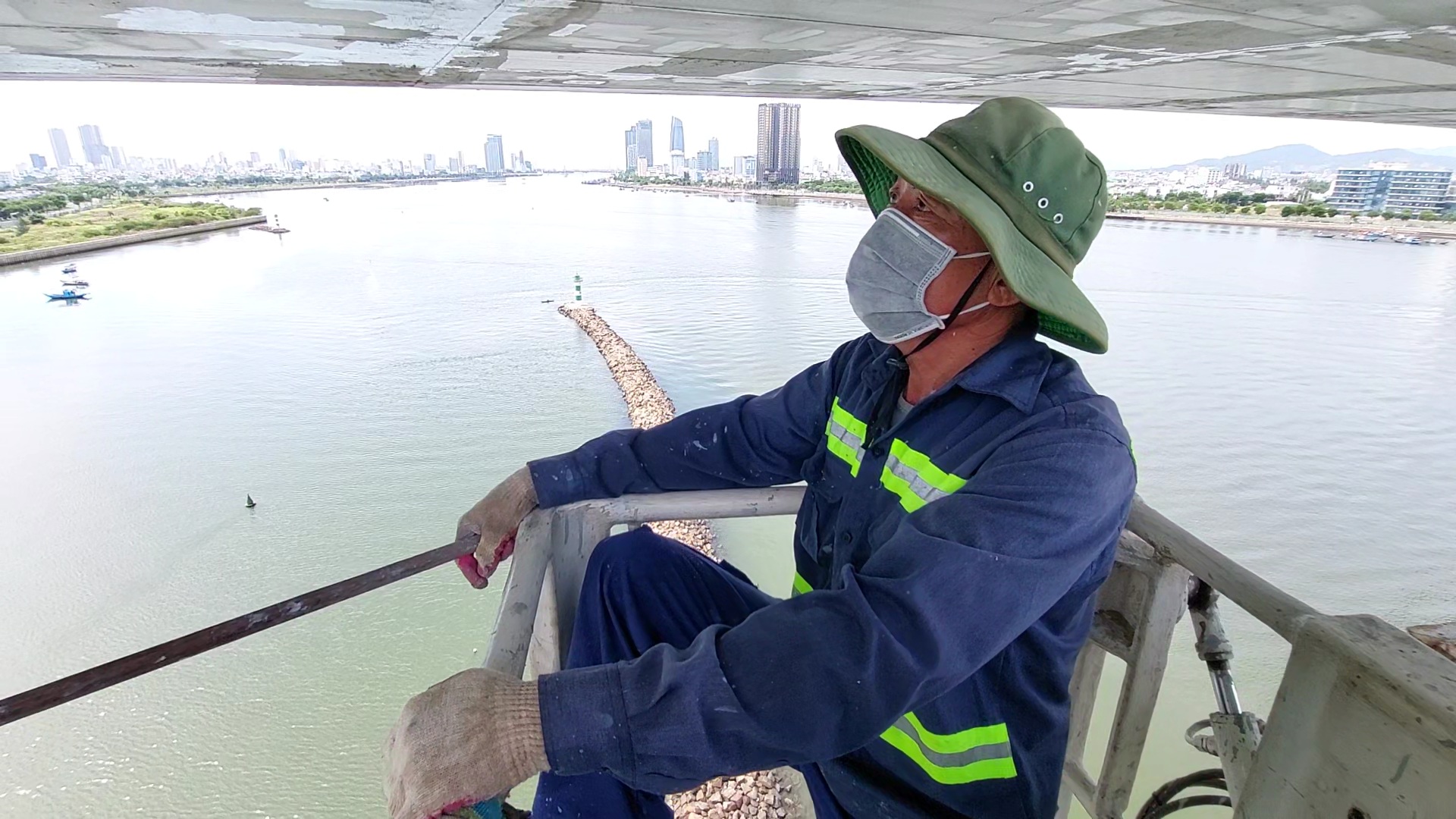 Những "người nhện" chuyên chăm sóc cầu ở Đà Nẵng - Ảnh 8. Những "người nhện" chuyên chăm sóc cầu ở Đà Nẵng - Ảnh 8.