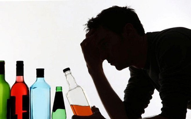 Ki&ecirc;n Giang: 3 người nhập viện, 2 người tử vong do ngộ độc rượu - Ảnh 1.