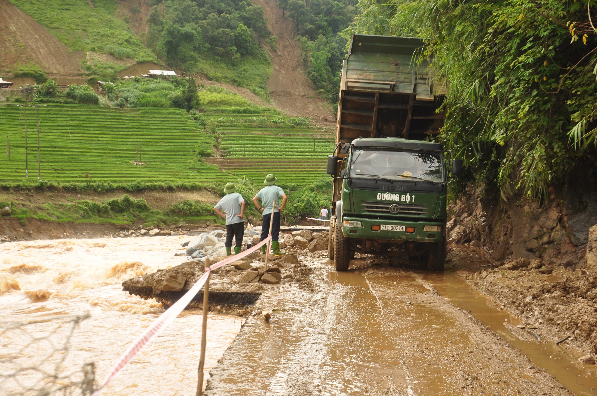 Chuyện phu đường nơi xứ sở ruộng bậc thang - Ảnh 1.