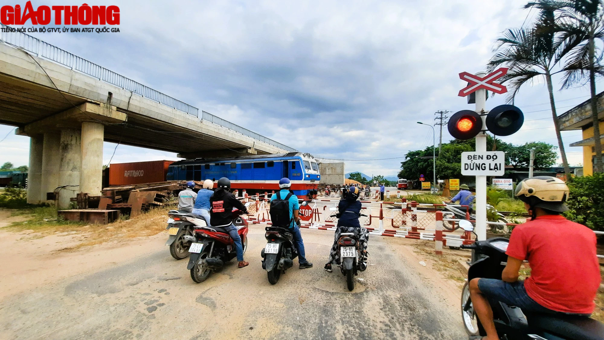 Cầu vượt đường sắt dở dang qua một thập kỷ ở Huế vẫn trơ mố v&igrave; gặp kh&oacute; mặt bằng - Ảnh 3.