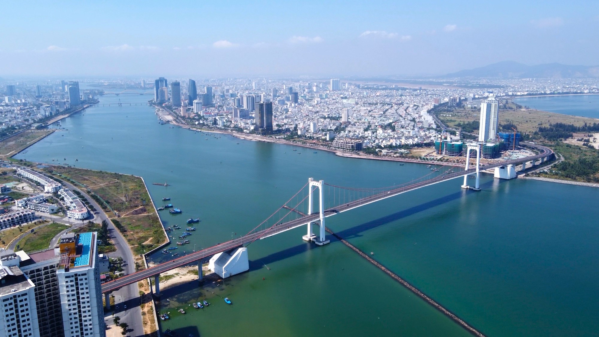 Biệt đội "người nhện" giúp cầu Rồng phun lửa - Ảnh 15. Biệt đội "người nhện" giúp cầu Rồng phun lửa - Ảnh 15.