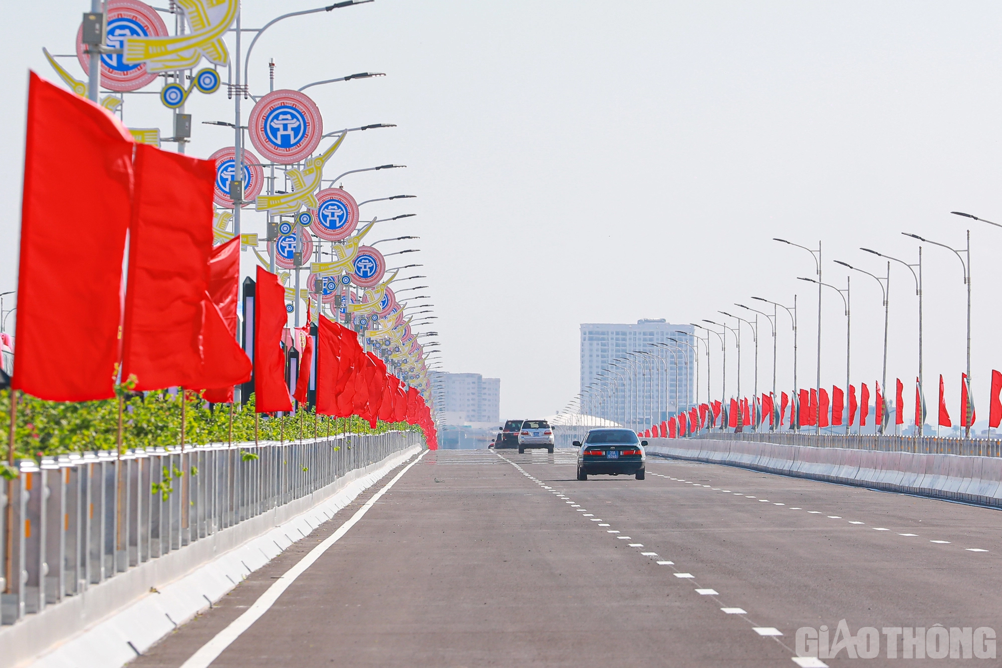 Nh&igrave;n lại gần 3 năm l&agrave;m cầu Vĩnh Tuy 2 - Ảnh 2.