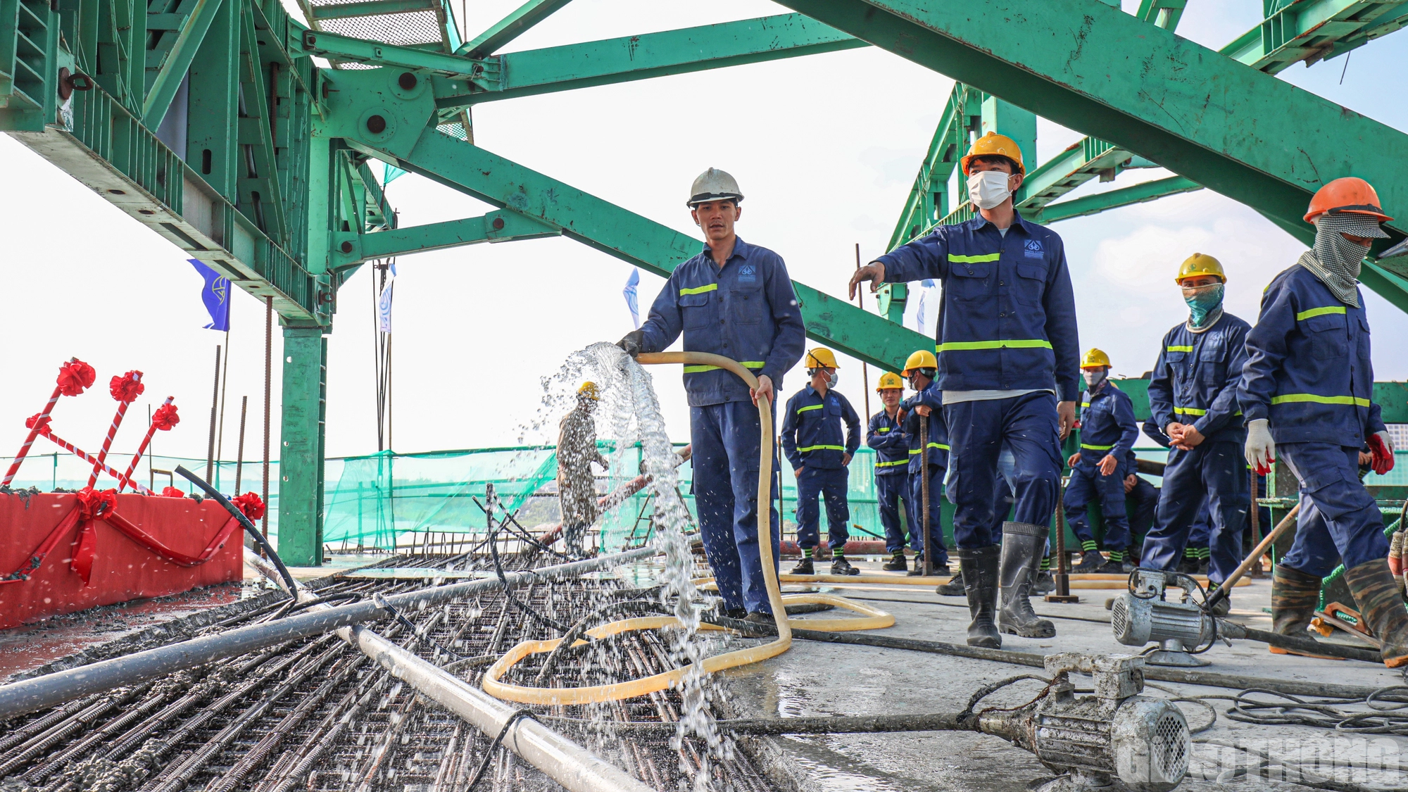 Nh&igrave;n lại gần 3 năm l&agrave;m cầu Vĩnh Tuy 2 - Ảnh 15.