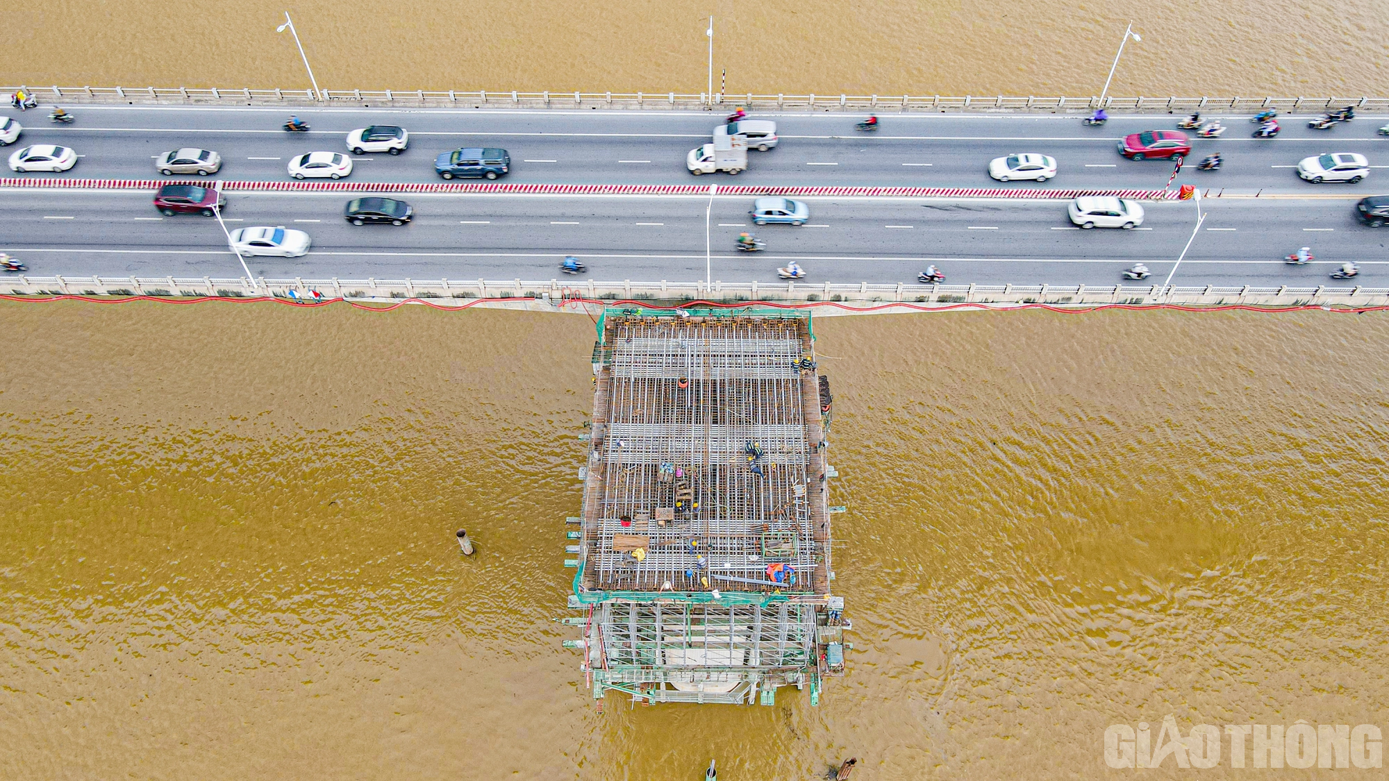 Nh&igrave;n lại gần 3 năm l&agrave;m cầu Vĩnh Tuy 2 - Ảnh 11.