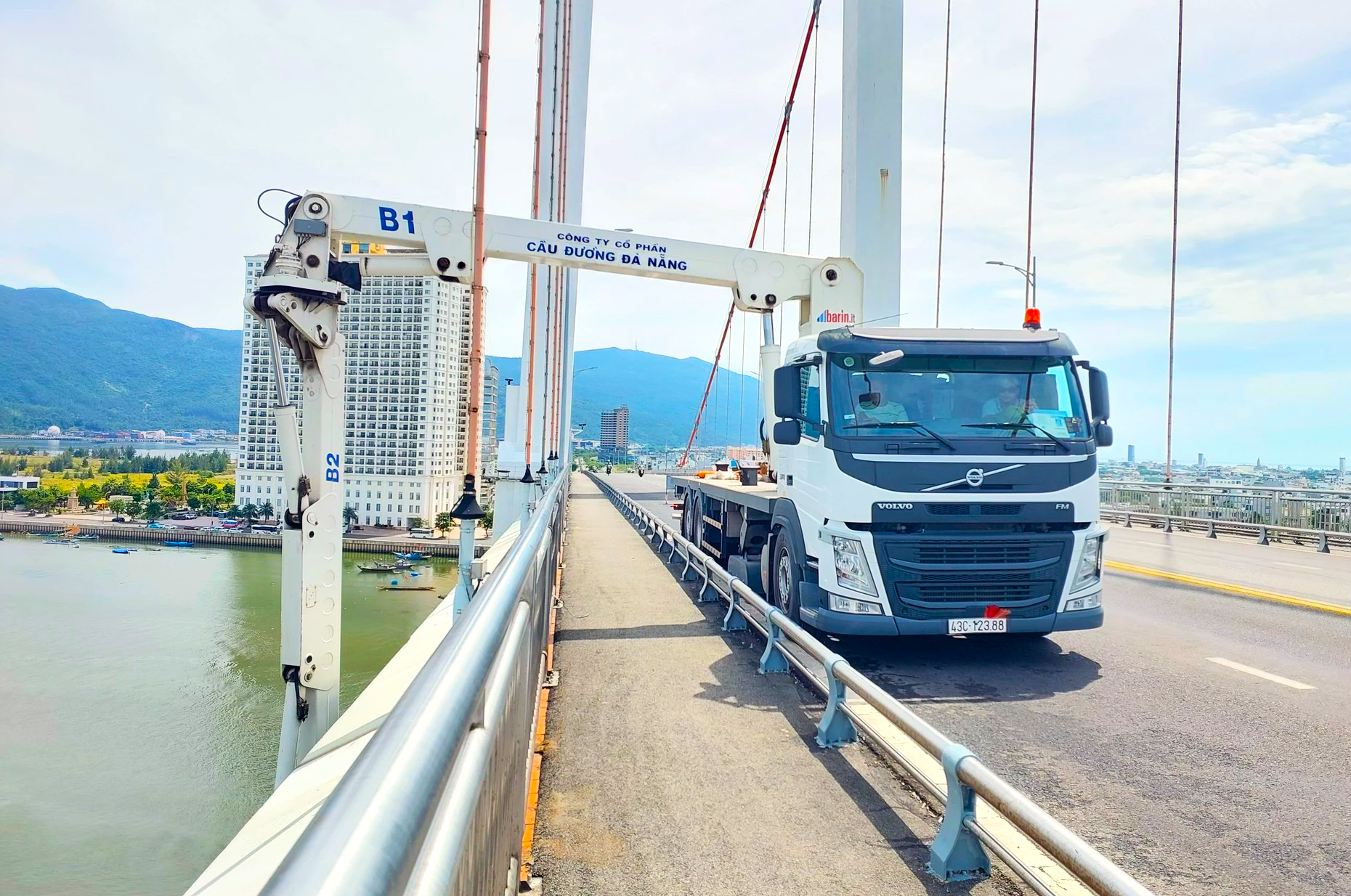 Biệt đội "người nhện" giúp cầu Rồng phun lửa - Ảnh 1. Biệt đội "người nhện" giúp cầu Rồng phun lửa - Ảnh 1.