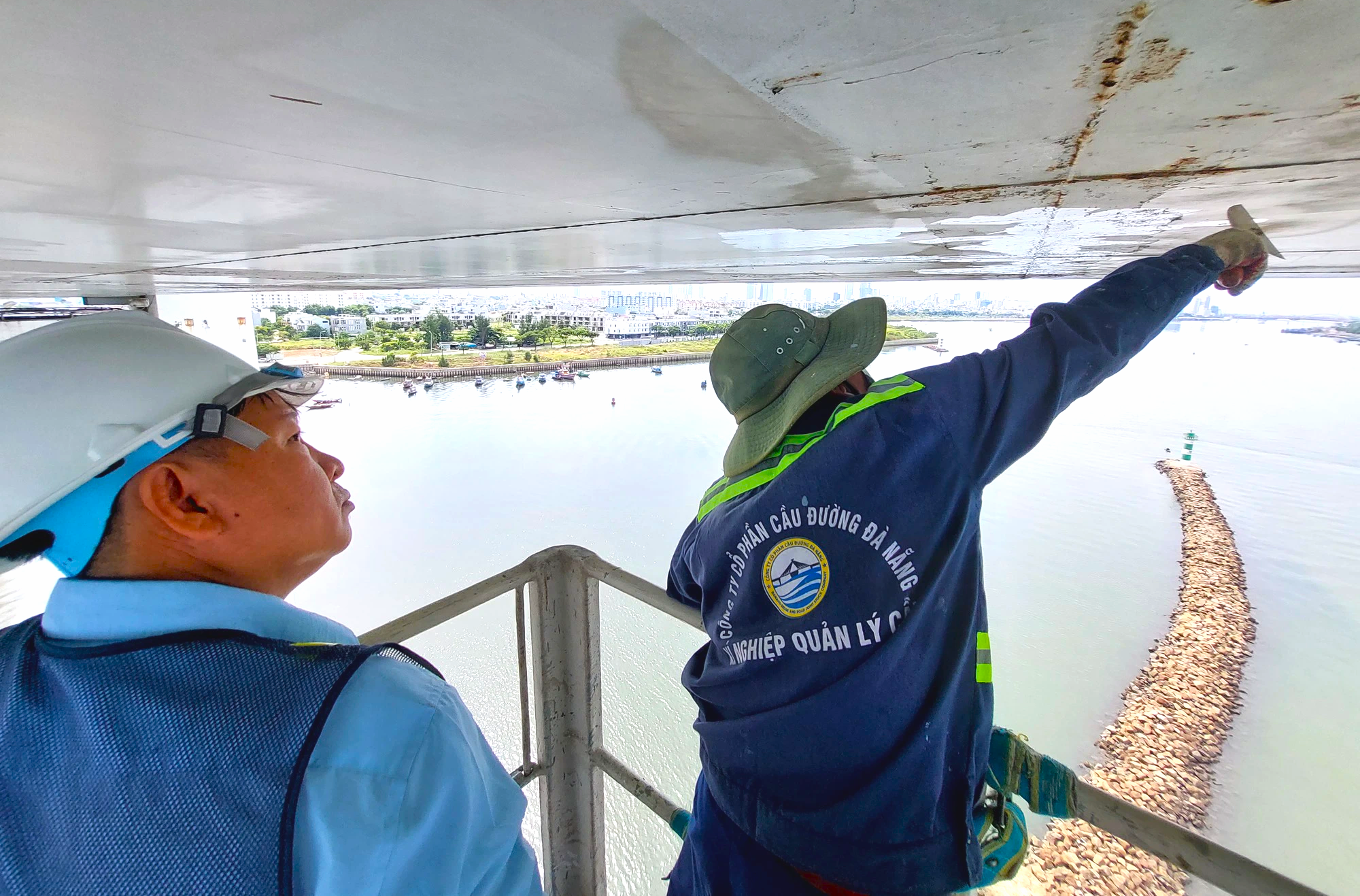 Biệt đội "người nhện" giúp cầu Rồng phun lửa - Ảnh 3. Biệt đội "người nhện" giúp cầu Rồng phun lửa - Ảnh 3.