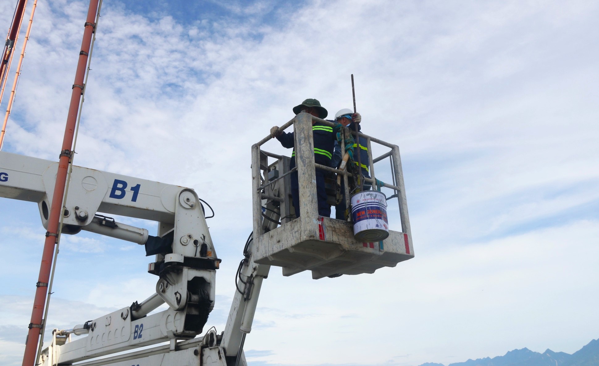 Biệt đội "người nhện" giúp cầu Rồng phun lửa - Ảnh 2. Biệt đội "người nhện" giúp cầu Rồng phun lửa - Ảnh 2.