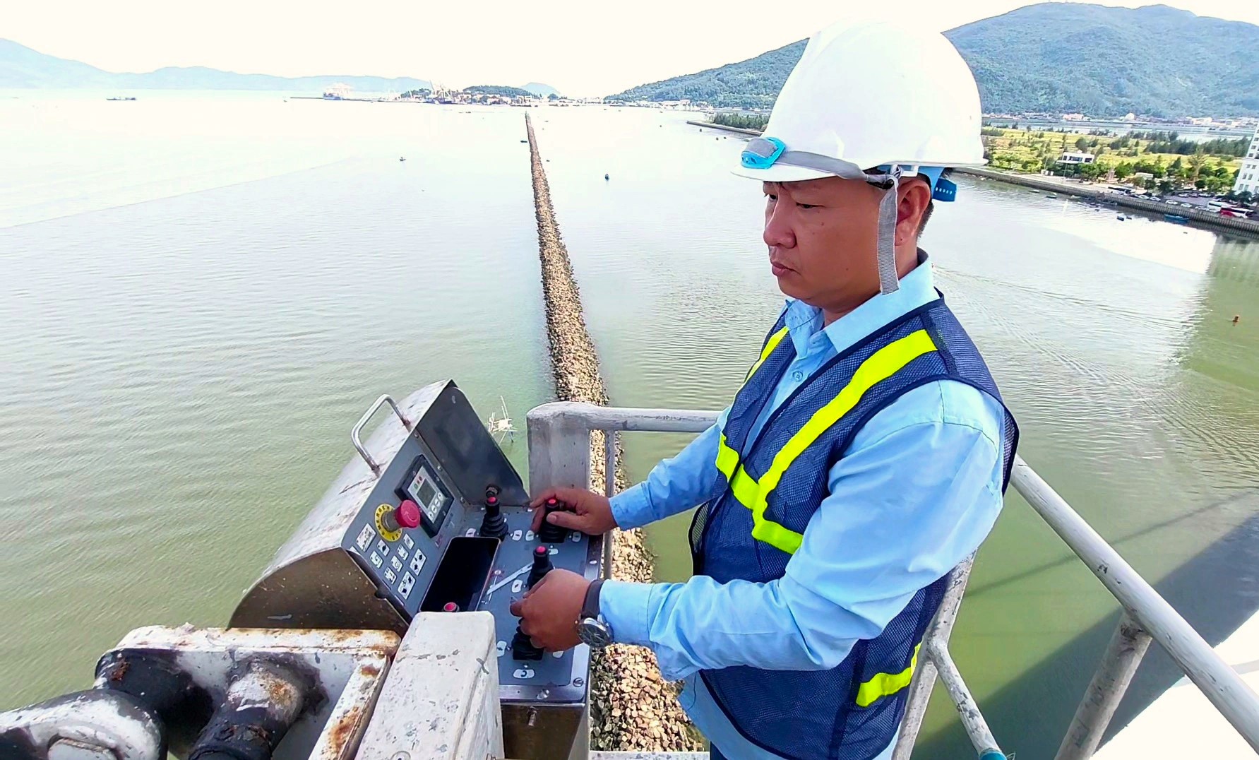 Biệt đội "người nhện" giúp cầu Rồng phun lửa - Ảnh 5. Biệt đội "người nhện" giúp cầu Rồng phun lửa - Ảnh 5.