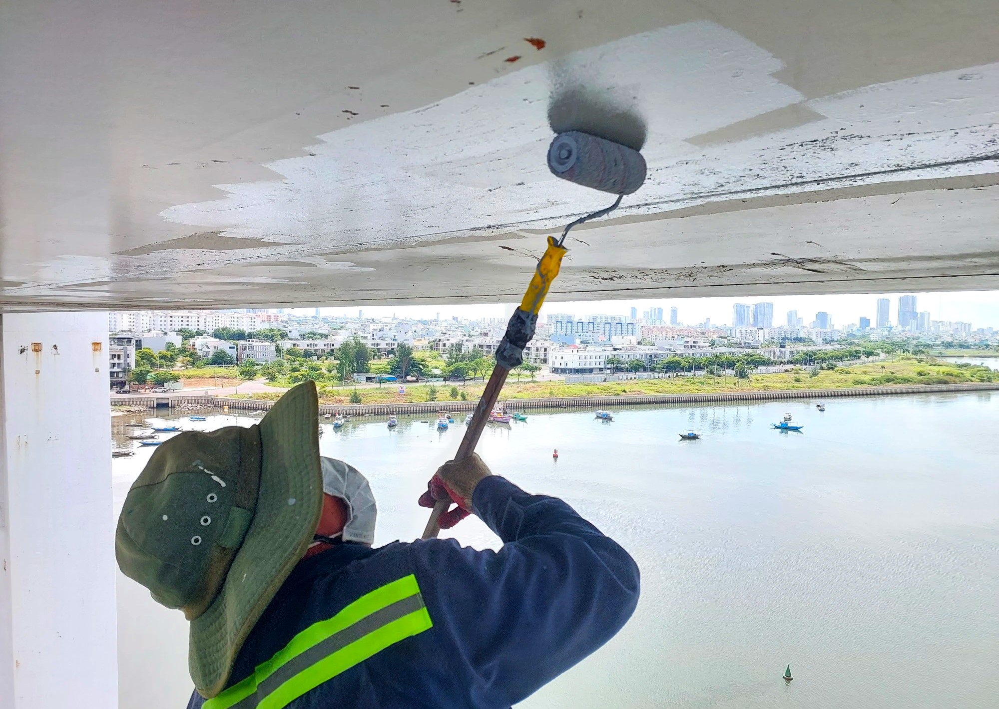 Biệt đội "người nhện" giúp cầu Rồng phun lửa - Ảnh 4. Biệt đội "người nhện" giúp cầu Rồng phun lửa - Ảnh 4.