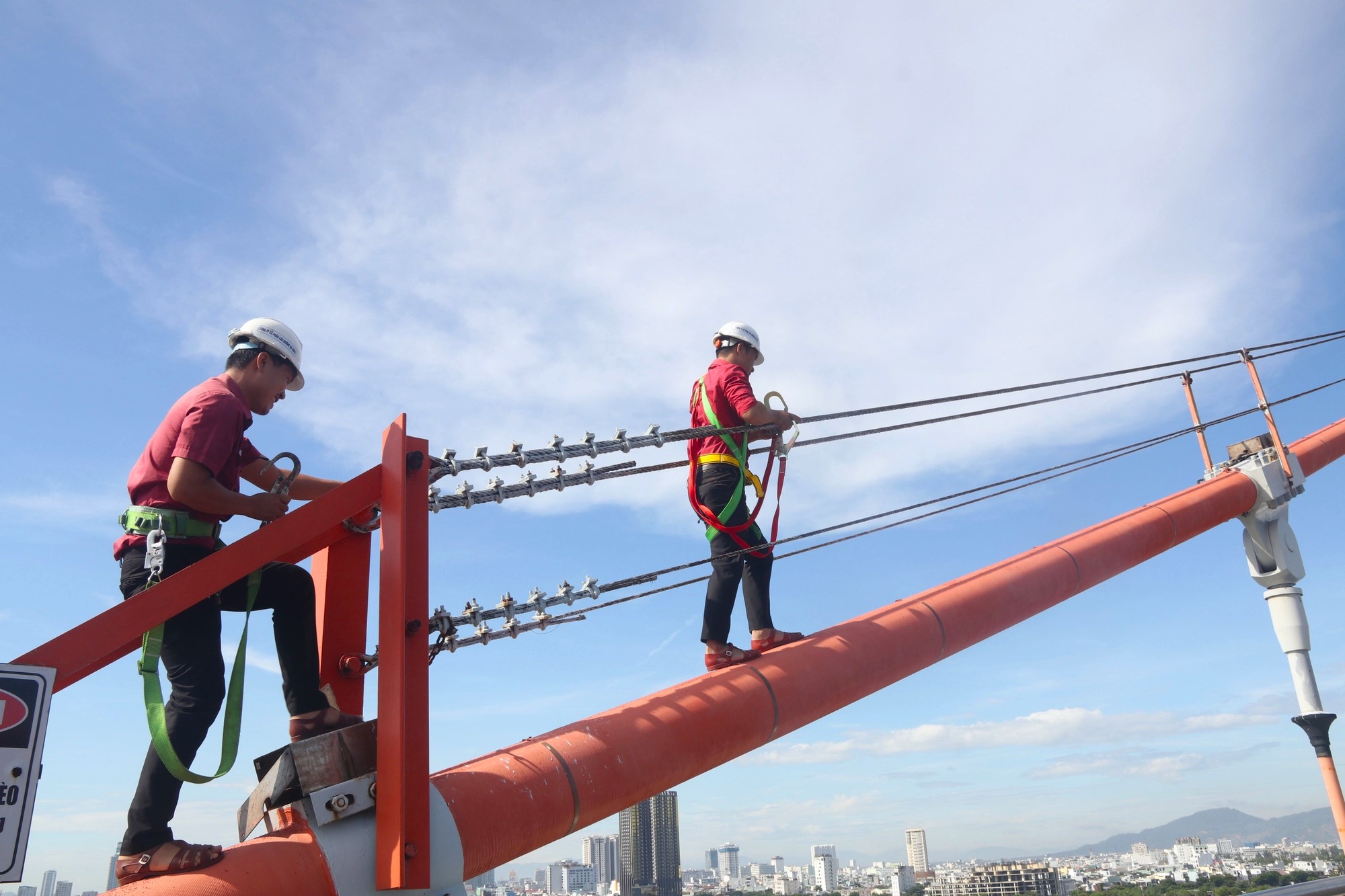 Biệt đội "người nhện" giúp cầu Rồng phun lửa - Ảnh 8. Biệt đội "người nhện" giúp cầu Rồng phun lửa - Ảnh 8.