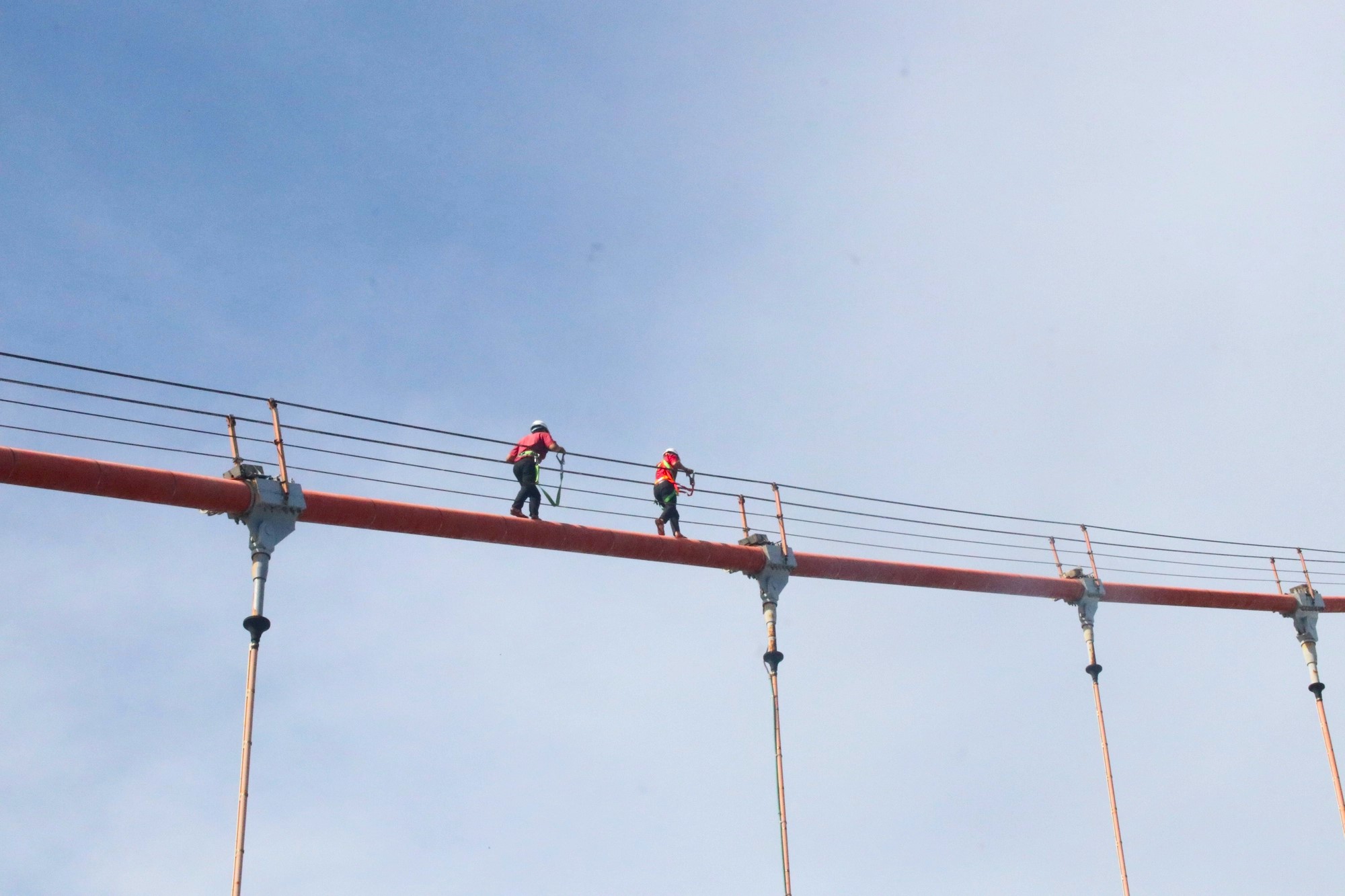 Biệt đội "người nhện" giúp cầu Rồng phun lửa - Ảnh 9. Biệt đội "người nhện" giúp cầu Rồng phun lửa - Ảnh 9.