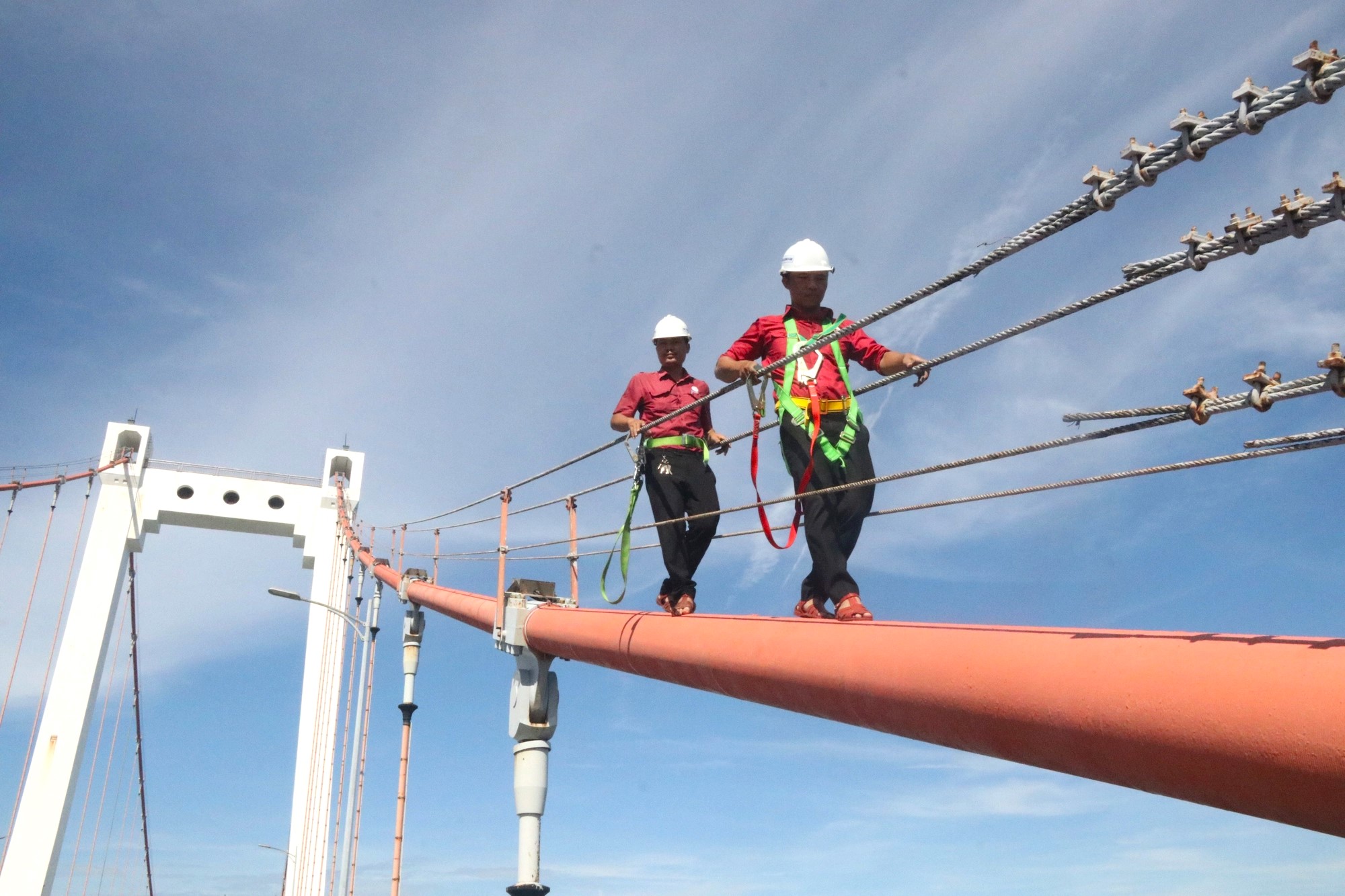 Biệt đội "người nhện" giúp cầu Rồng phun lửa - Ảnh 10. Biệt đội "người nhện" giúp cầu Rồng phun lửa - Ảnh 10.