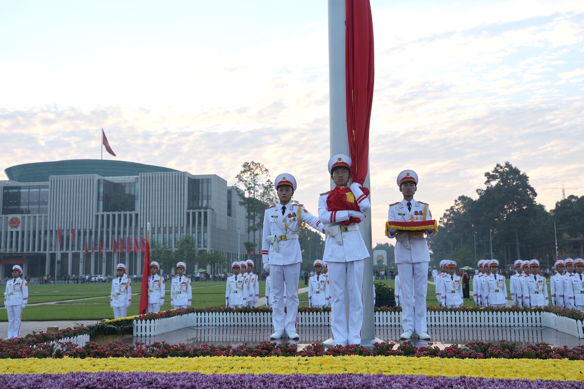 Thi&ecirc;ng li&ecirc;ng nghi lễ thượng cờ mừng Quốc kh&aacute;nh 2/9 tr&ecirc;n Quảng trường Ba Đ&igrave;nh  - Ảnh 6.