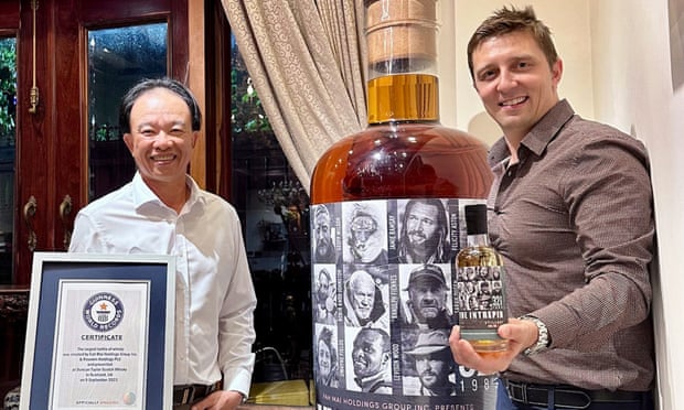 Một nh&agrave; sưu tầm người Việt Nam l&agrave; người mua chai whisky lớn nhất thế giới - Ảnh 1.