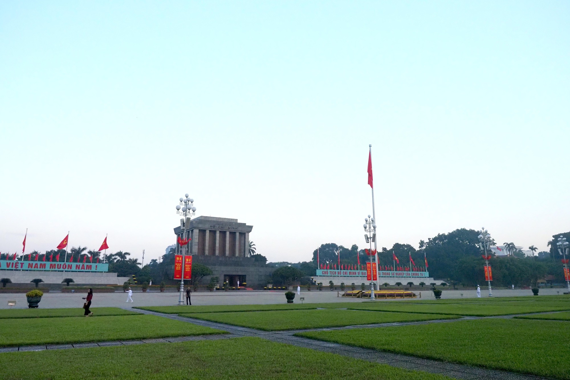 Thi&ecirc;ng li&ecirc;ng nghi lễ thượng cờ mừng Quốc kh&aacute;nh 2/9 tr&ecirc;n Quảng trường Ba Đ&igrave;nh - Ảnh 12.