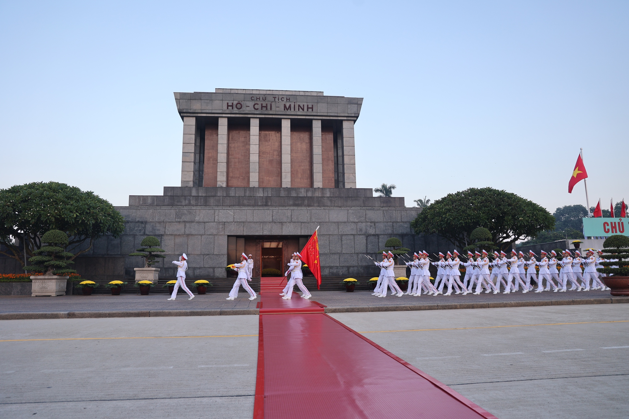 Thi&ecirc;ng li&ecirc;ng nghi lễ thượng cờ mừng Quốc kh&aacute;nh 2/9 tr&ecirc;n Quảng trường Ba Đ&igrave;nh  - Ảnh 1.