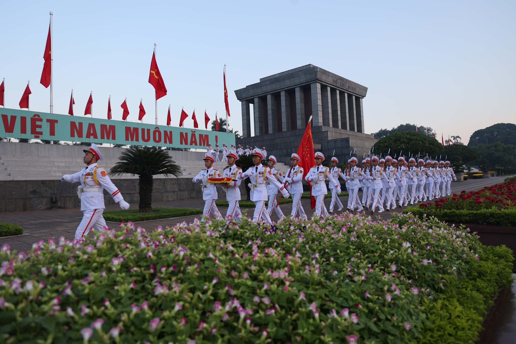 Thi&ecirc;ng li&ecirc;ng nghi lễ thượng cờ mừng Quốc kh&aacute;nh 2/9 tr&ecirc;n Quảng trường Ba Đ&igrave;nh  - Ảnh 4.