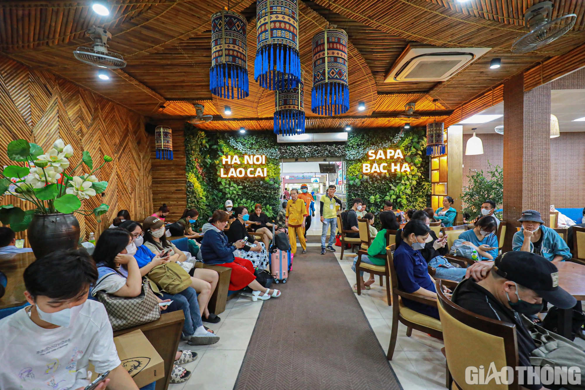 Bến xe, đường phố H&agrave; Nội đ&ocirc;ng nghẹt người, xe - Ảnh 6.