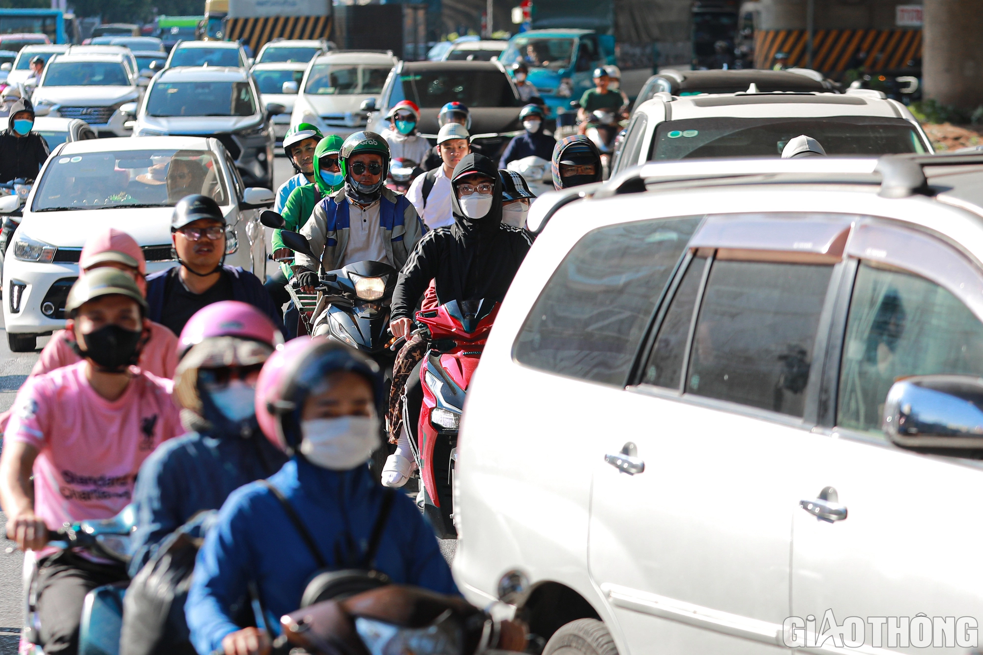 Bến xe, đường phố H&agrave; Nội đ&ocirc;ng nghẹt người, xe - Ảnh 12.