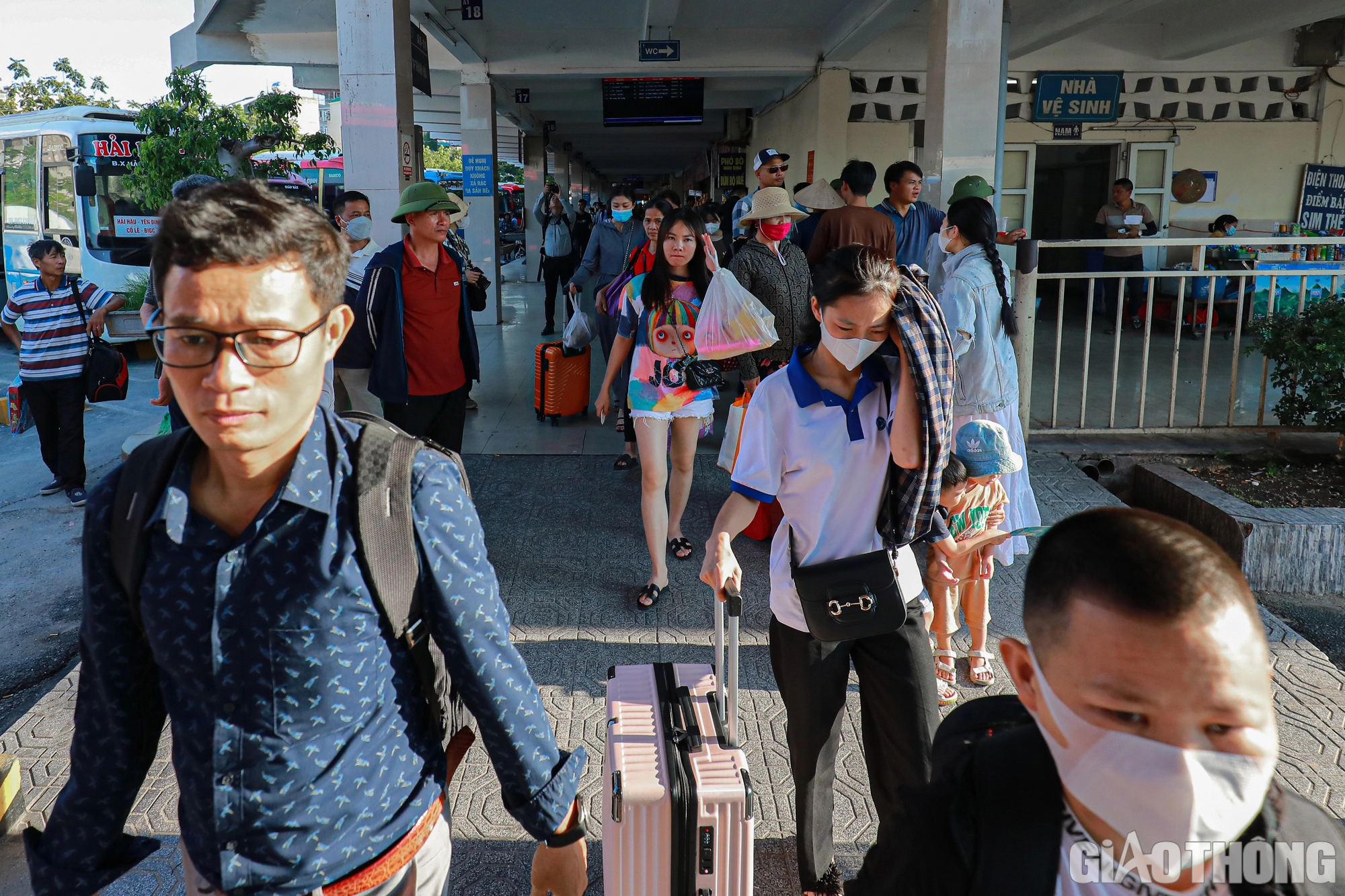 Bến xe, đường phố H&agrave; Nội đ&ocirc;ng nghẹt người, xe - Ảnh 2.