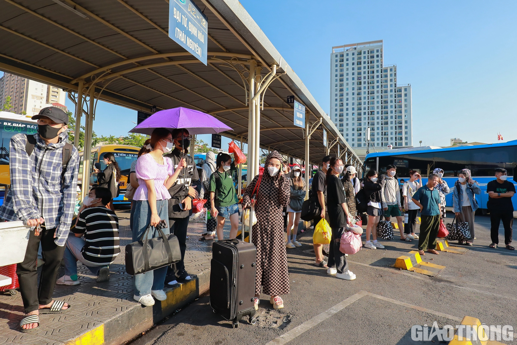 Bến xe, đường phố H&agrave; Nội đ&ocirc;ng nghẹt người, xe - Ảnh 3.