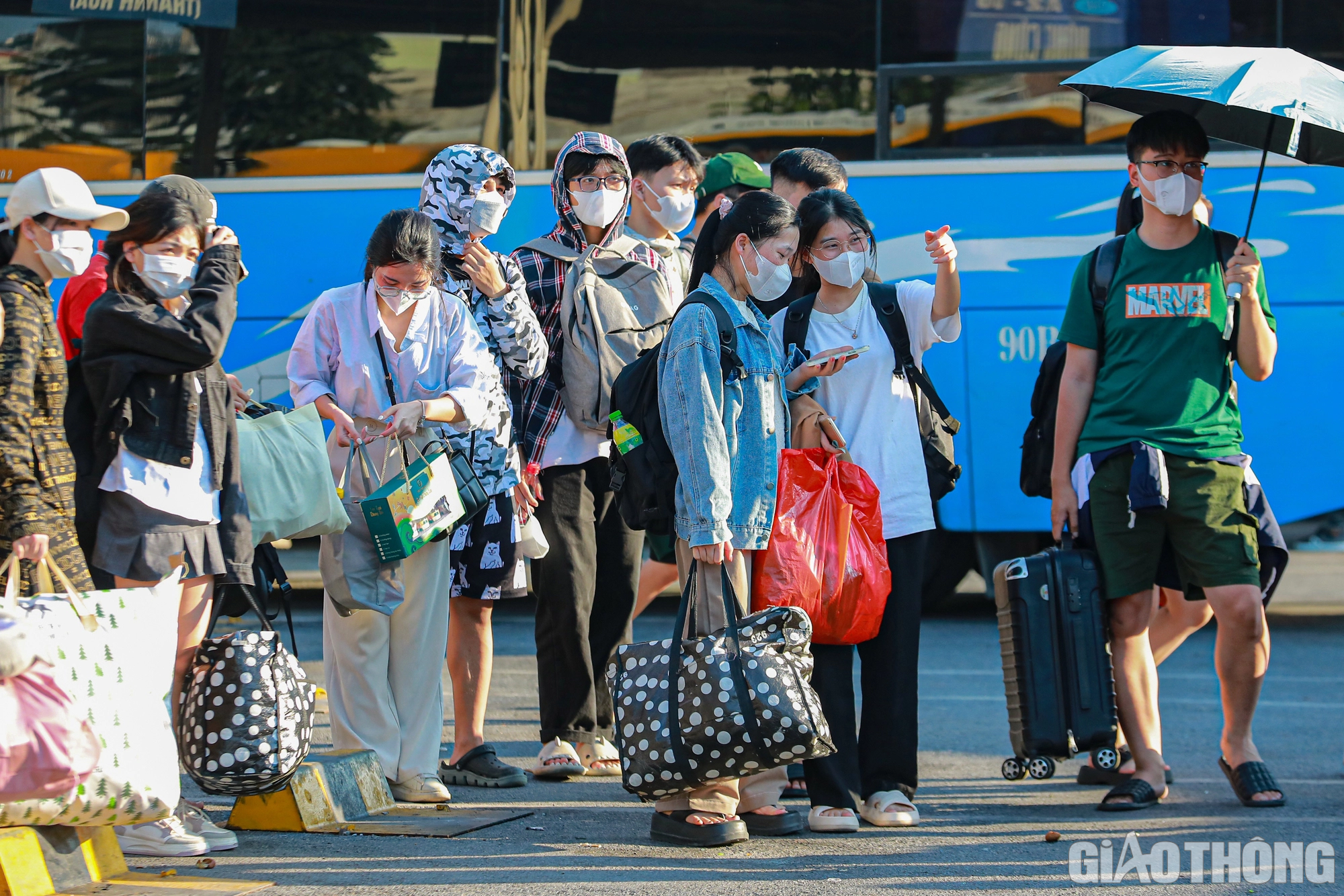 Bến xe, đường phố H&agrave; Nội đ&ocirc;ng nghẹt người, xe - Ảnh 4.