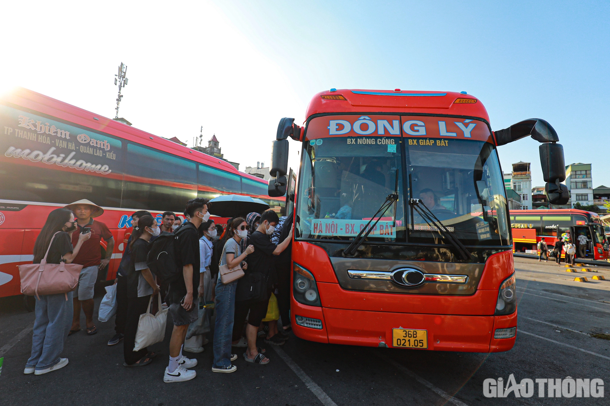 Bến xe, đường phố H&agrave; Nội đ&ocirc;ng nghẹt người, xe - Ảnh 1.