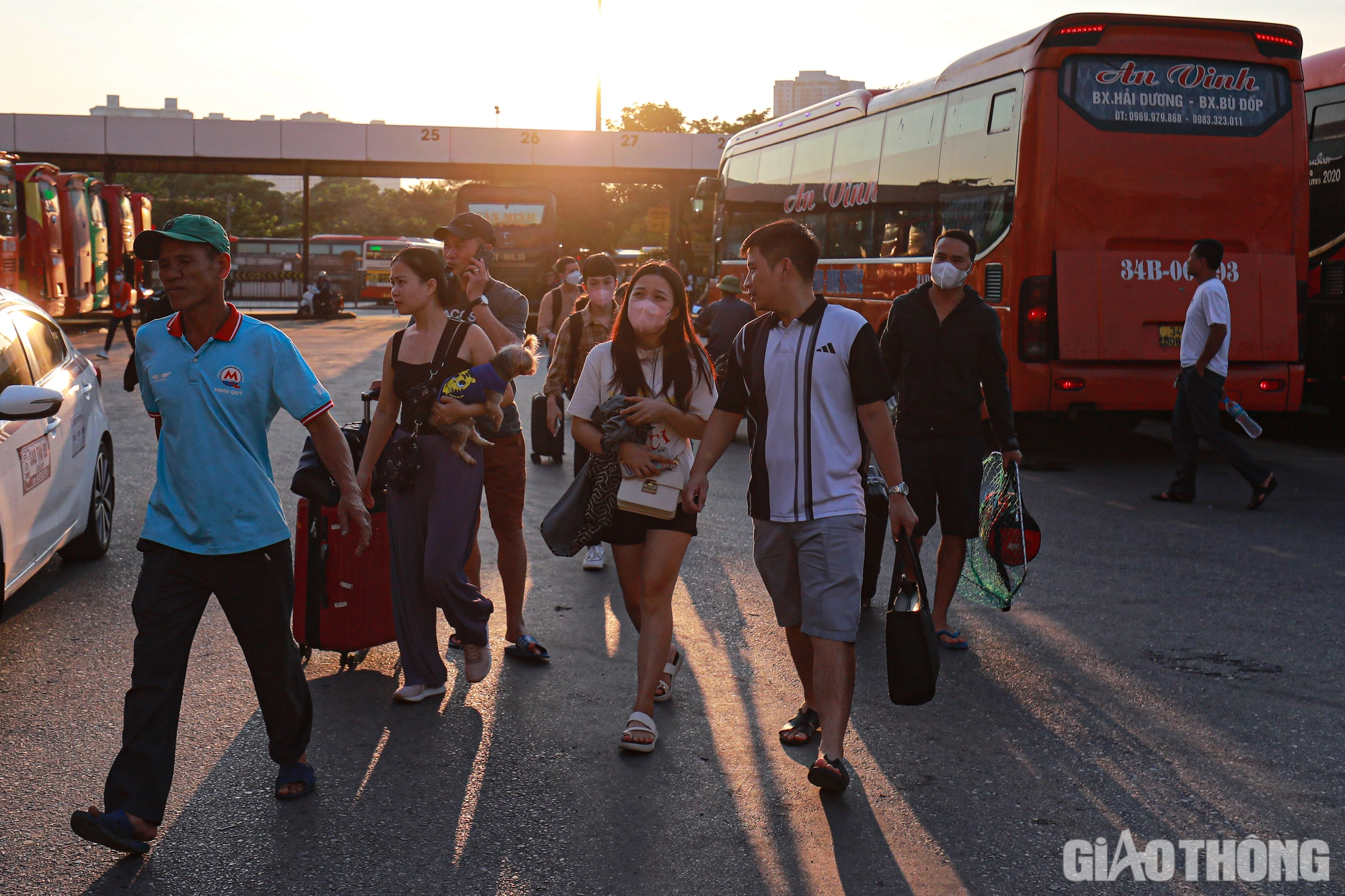Bến xe, đường phố H&agrave; Nội đ&ocirc;ng nghẹt người, xe - Ảnh 10.