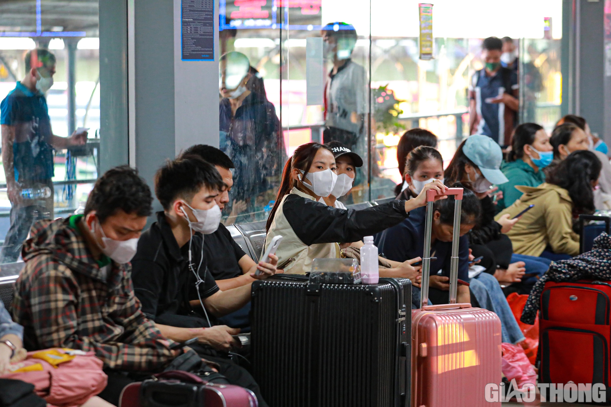 Bến xe, đường phố H&agrave; Nội đ&ocirc;ng nghẹt người, xe - Ảnh 9.