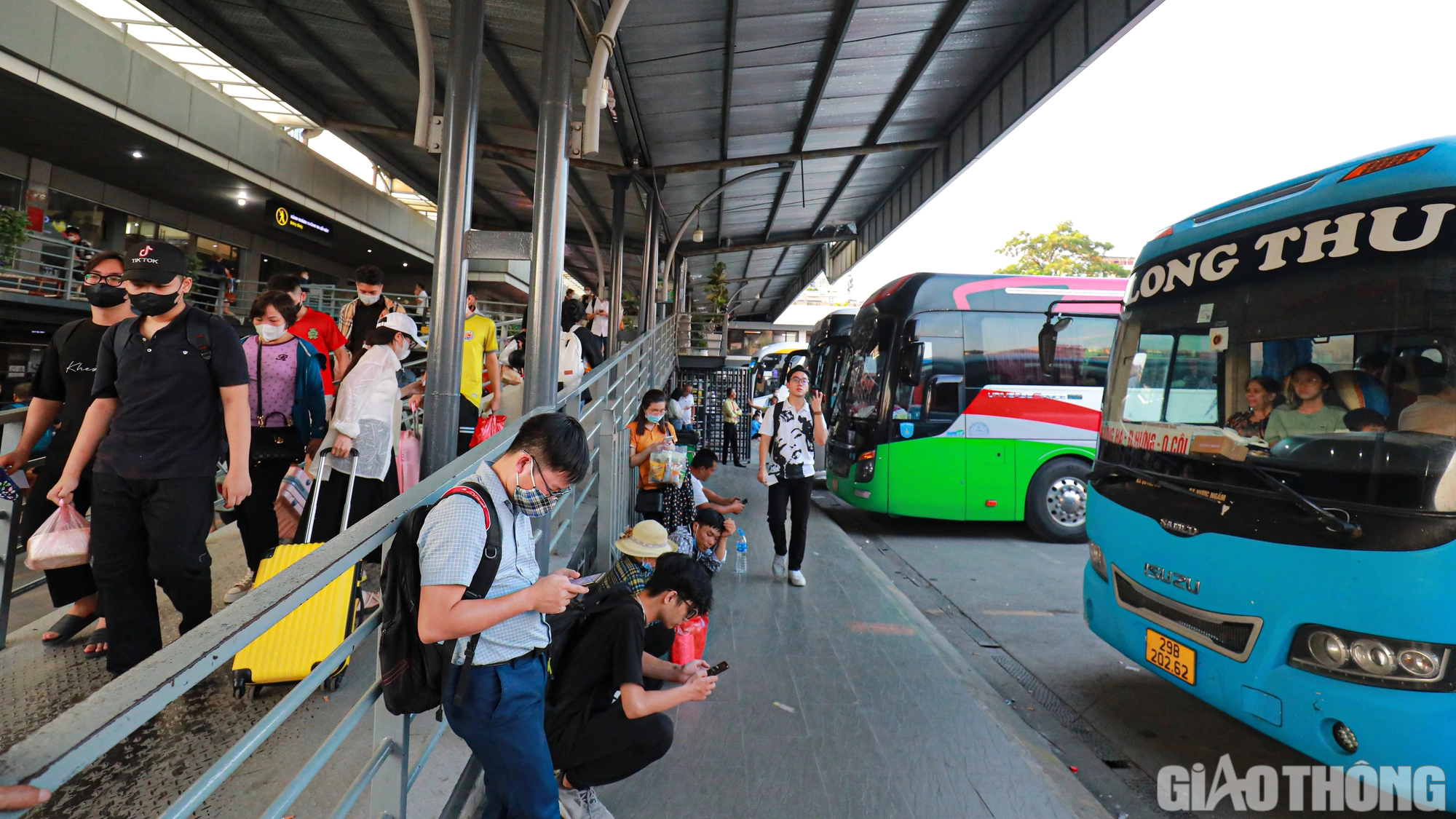 Bến xe, đường phố H&agrave; Nội đ&ocirc;ng nghẹt người, xe - Ảnh 8.