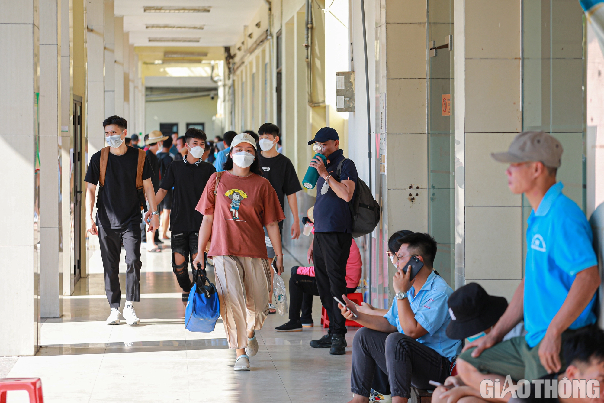 Bến xe, đường phố H&agrave; Nội đ&ocirc;ng nghẹt người, xe - Ảnh 5.