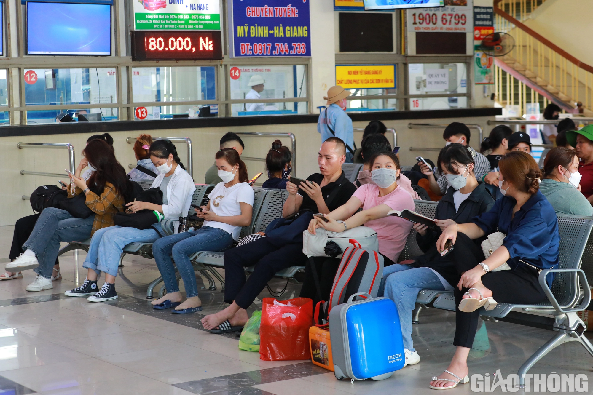 Bến xe, đường phố H&agrave; Nội đ&ocirc;ng nghẹt người, xe - Ảnh 7.