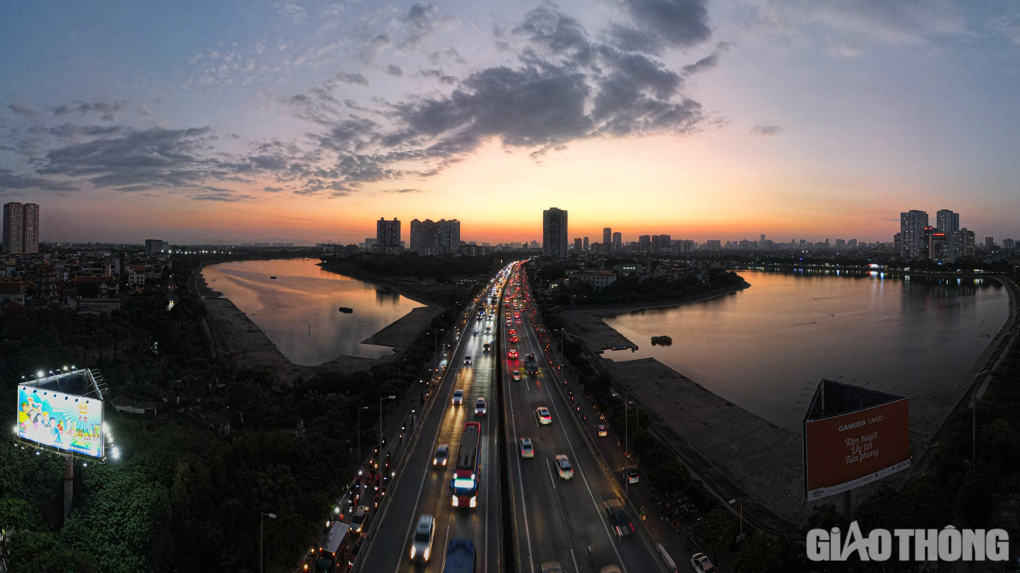 Bến xe, đường phố H&agrave; Nội đ&ocirc;ng nghẹt người, xe - Ảnh 15.