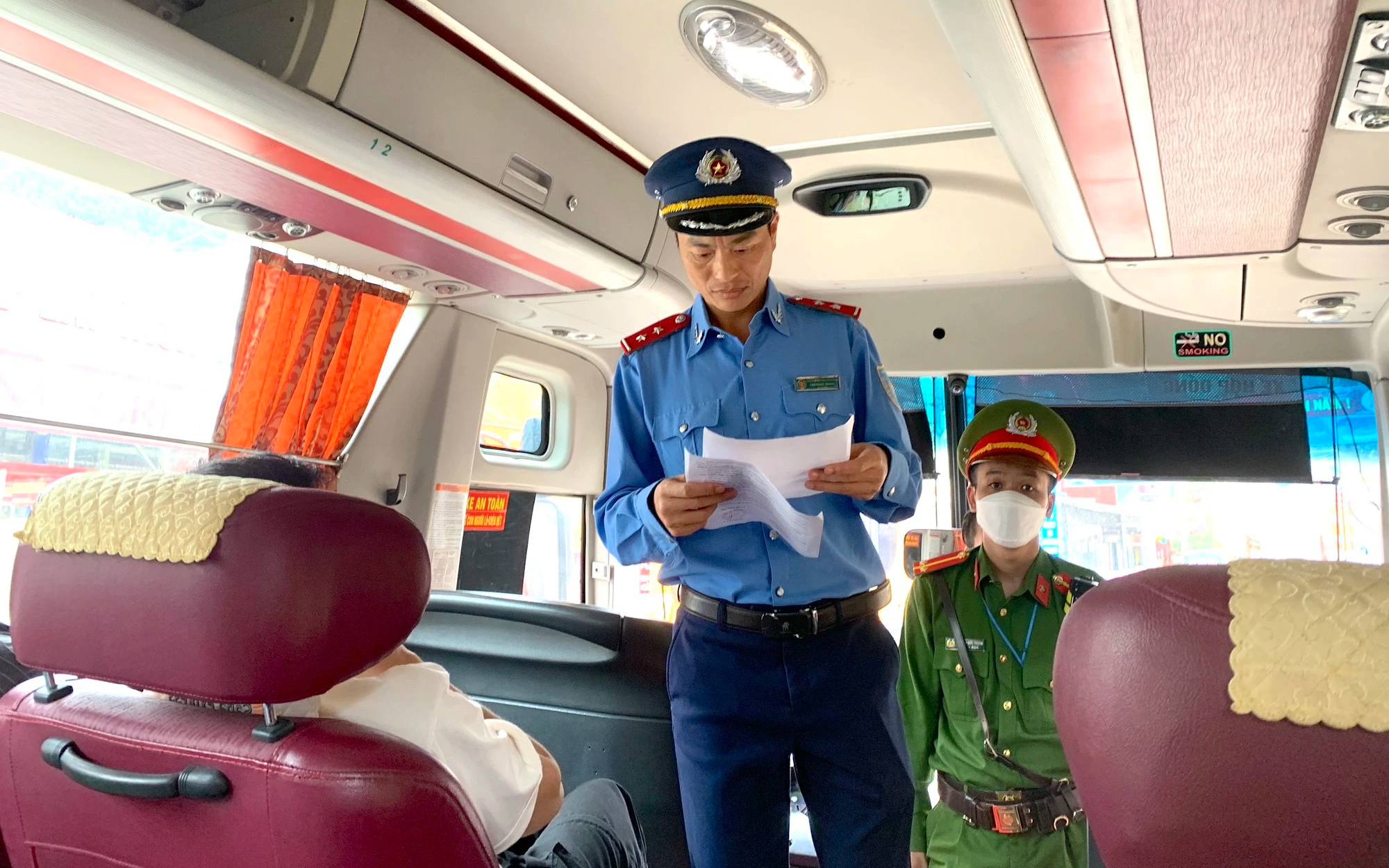 Đi xe kh&aacute;ch bị nhồi nh&eacute;t, người d&acirc;n phản &aacute;nh số điện thoại n&agrave;o?