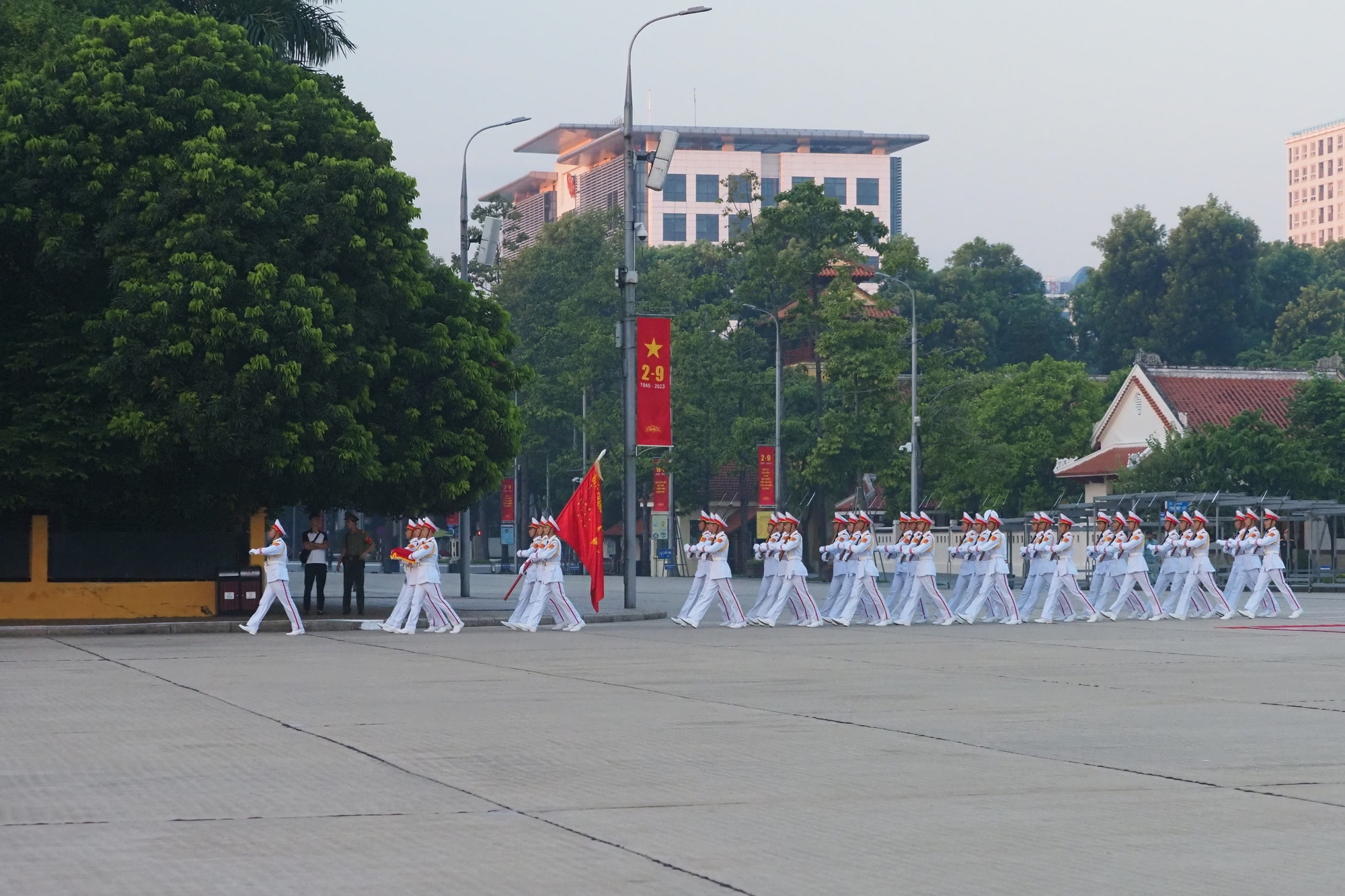 Thi&ecirc;ng li&ecirc;ng nghi lễ thượng cờ mừng Quốc kh&aacute;nh 2/9 tr&ecirc;n Quảng trường Ba Đ&igrave;nh  - Ảnh 3.