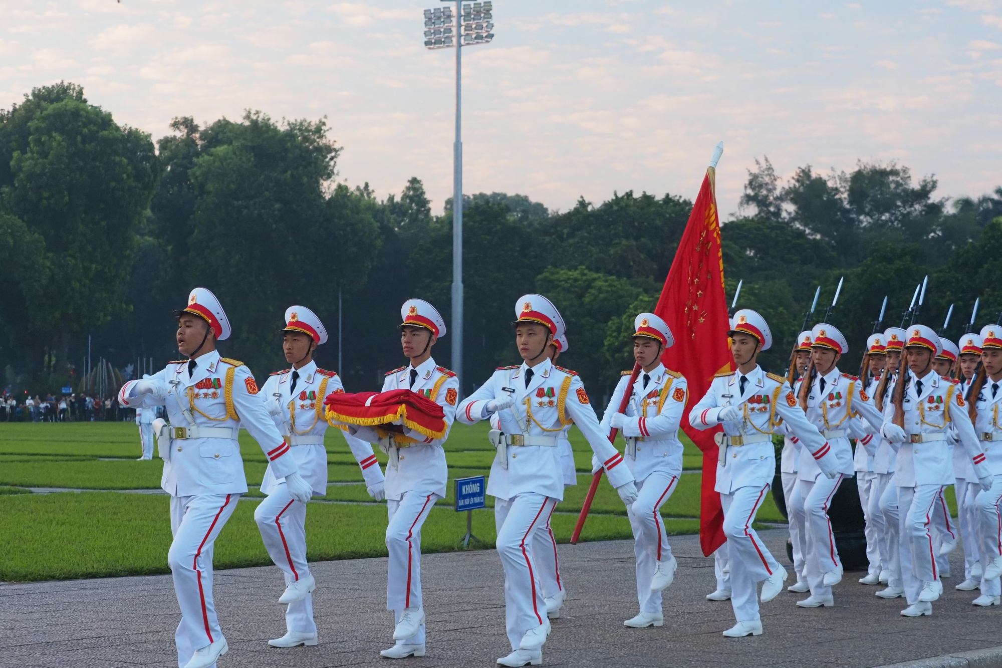 Thi&ecirc;ng li&ecirc;ng nghi lễ thượng cờ mừng Quốc kh&aacute;nh 2/9 tr&ecirc;n Quảng trường Ba Đ&igrave;nh  - Ảnh 5.