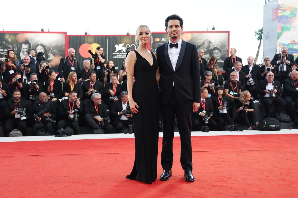 Thư Kỳ diện mốt xẻ sâu, ngồi siêu xe tới khai mạc LHP Venice - Ảnh 5. Thư Kỳ diện mốt xẻ sâu, ngồi siêu xe tới khai mạc LHP Venice - Ảnh 5.