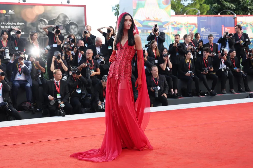 Thư Kỳ diện mốt xẻ sâu, ngồi siêu xe tới khai mạc LHP Venice - Ảnh 7. Thư Kỳ diện mốt xẻ sâu, ngồi siêu xe tới khai mạc LHP Venice - Ảnh 7.