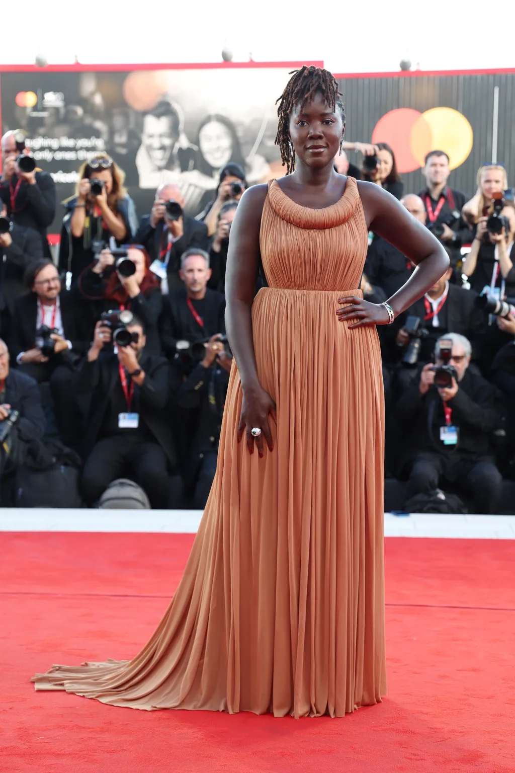 Thư Kỳ diện mốt xẻ sâu, ngồi siêu xe tới khai mạc LHP Venice - Ảnh 8. Thư Kỳ diện mốt xẻ sâu, ngồi siêu xe tới khai mạc LHP Venice - Ảnh 8.