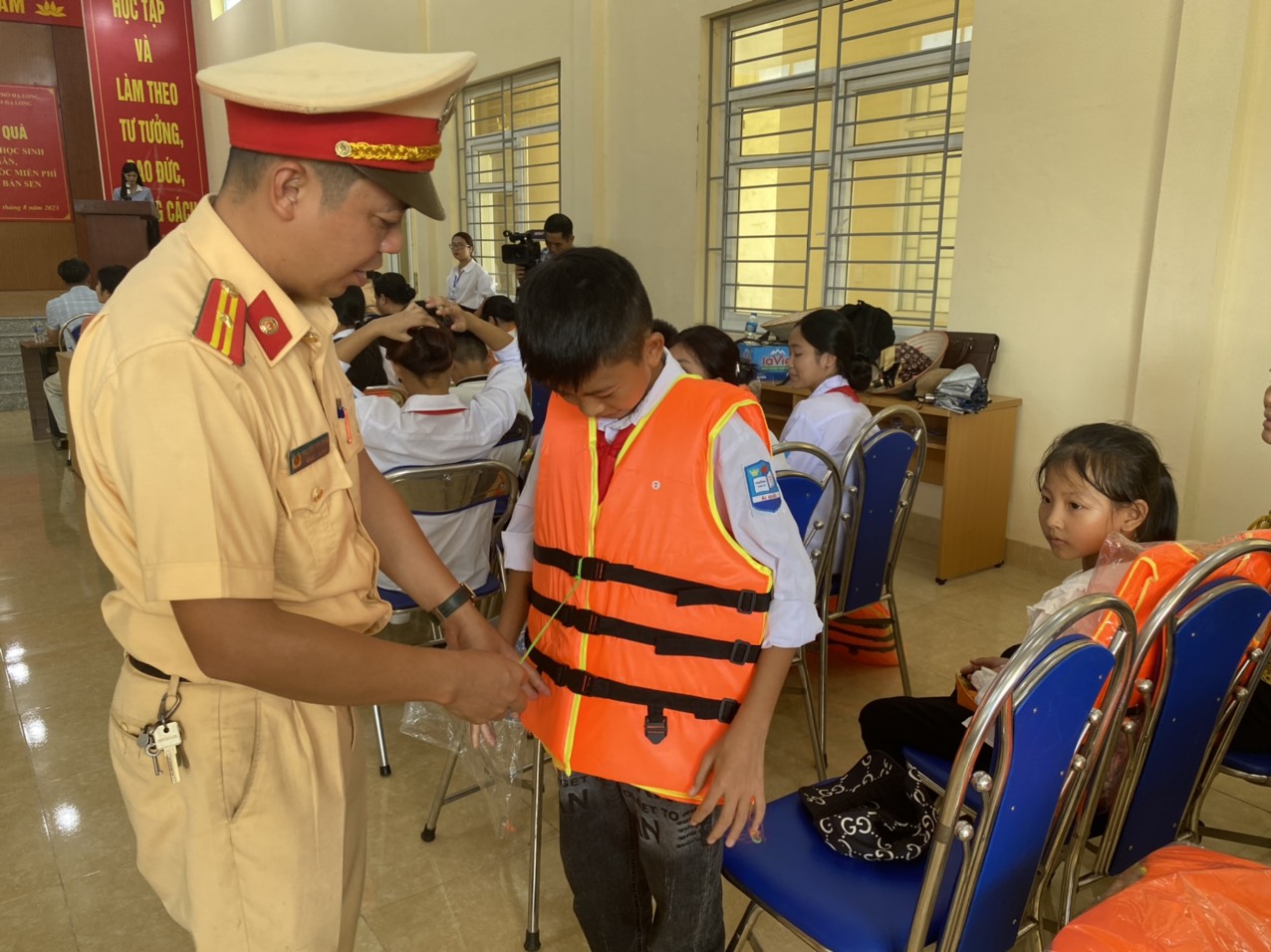 Những nghĩa cử đẹp của Cảnh s&aacute;t Đường thủy Quảng Ninh với học sinh x&atilde; đảo trước thềm năm học mới - Ảnh 2.