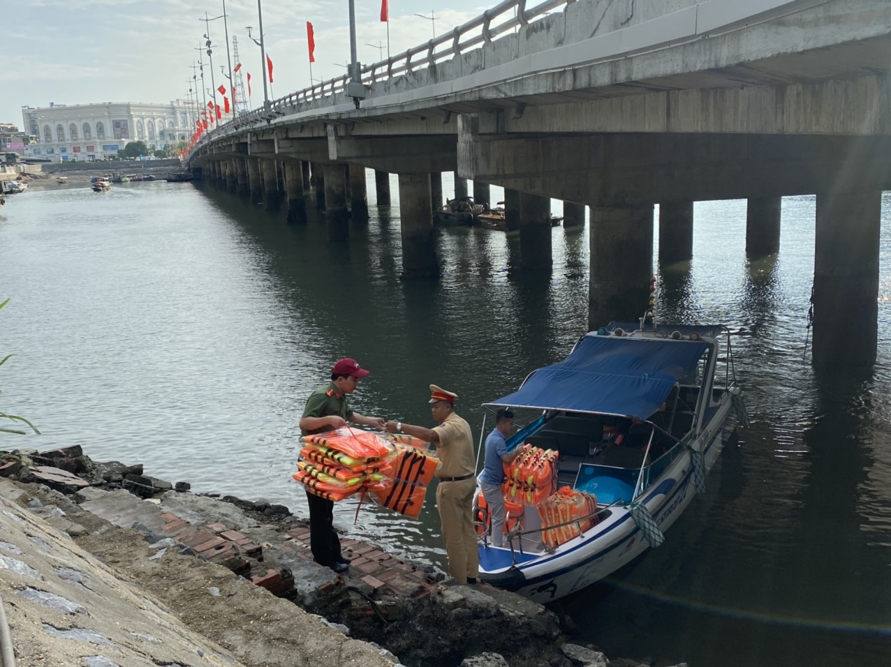 Những nghĩa cử đẹp của Cảnh s&aacute;t Đường thủy Quảng Ninh với học sinh x&atilde; đảo trước thềm năm học mới - Ảnh 1.