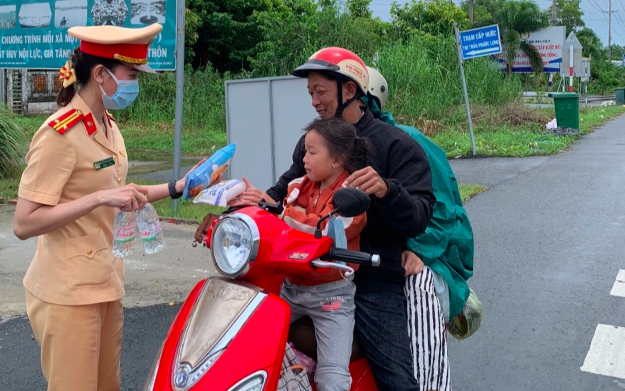 Người dân bất ngờ khi được CSGT Đồng Nai, Bạc Liêu "chặn xe" tặng khăn lạnh, nước uống - Ảnh 3. Người dân bất ngờ khi được CSGT Đồng Nai, Bạc Liêu "chặn xe" tặng khăn lạnh, nước uống - Ảnh 3.