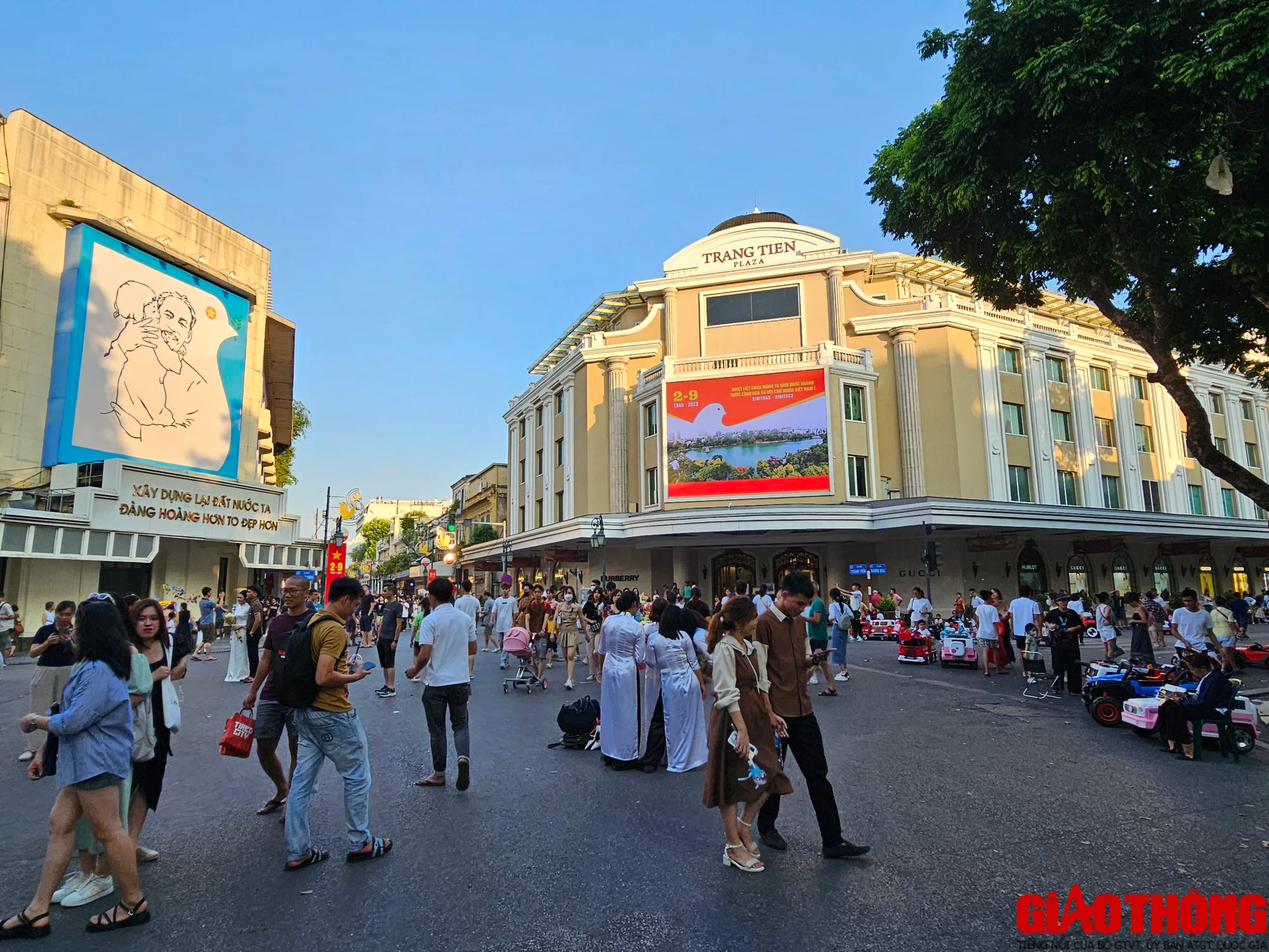 Phố đi bộ hồ Gươm đ&ocirc;ng đ&uacute;c người d&acirc;n vui chơi dịp nghỉ lễ - Ảnh 1.