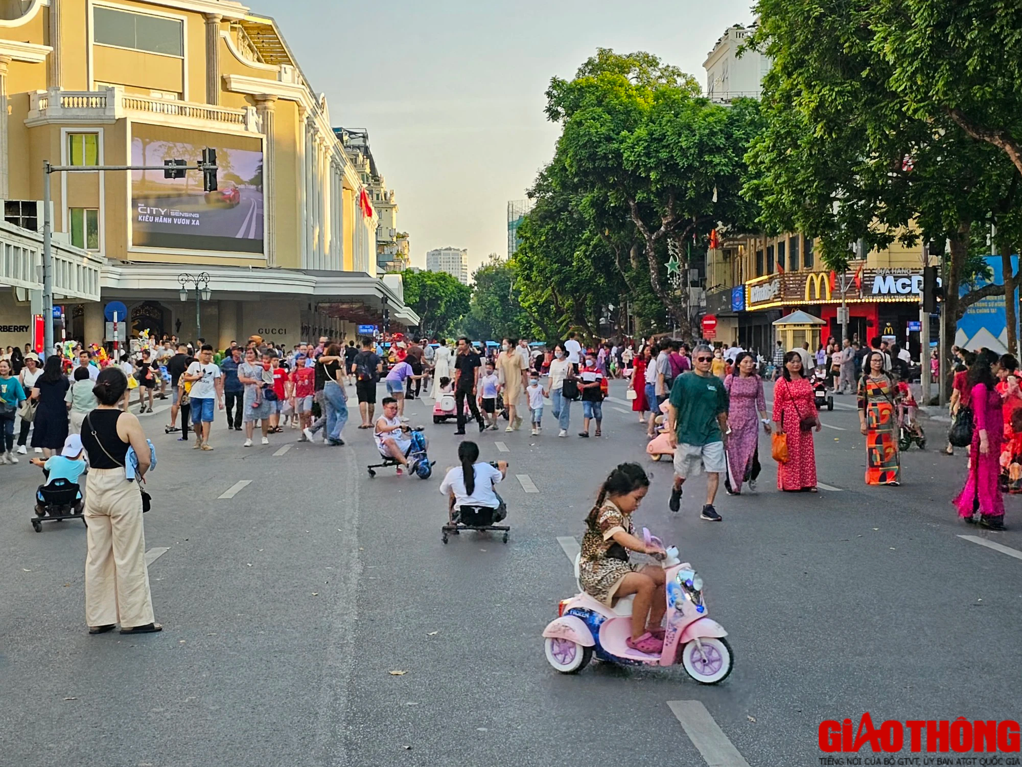 Phố đi bộ hồ Gươm đ&ocirc;ng đ&uacute;c người d&acirc;n vui chơi dịp nghỉ lễ - Ảnh 2.