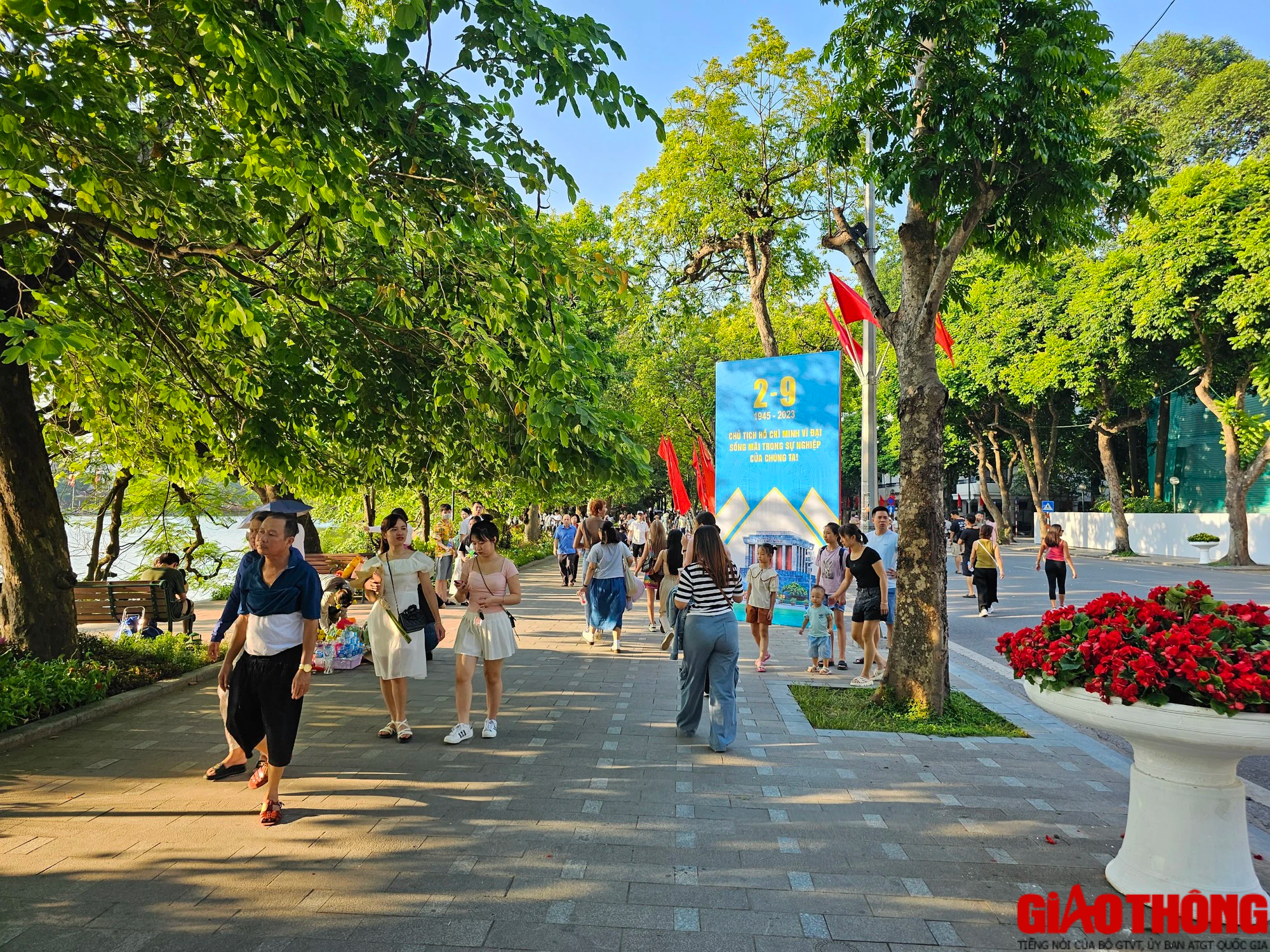 Phố đi bộ hồ Gươm đ&ocirc;ng đ&uacute;c người d&acirc;n vui chơi dịp nghỉ lễ - Ảnh 3.